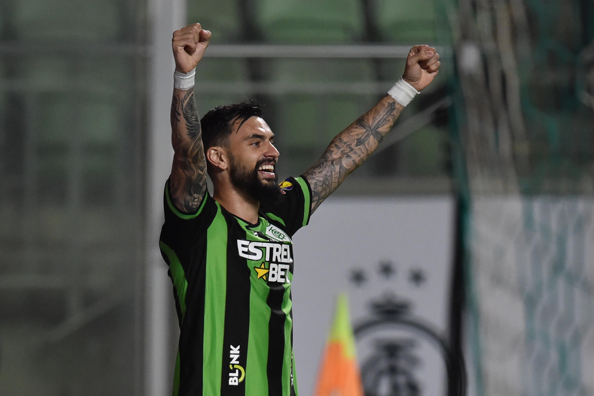 Gonzalo Mastriani del América de Brasil, fue registrado este martes, 18 de julio, al celebrar el primer gol que le anotó al Colo Colo de Chile, durante un partido clasificatorio a los octavos de final de la Copa Sudamericana, en el estadio Raimundo Sampaio, en Belo Horizonte (Brasil). EFE/Yuri Edmundo