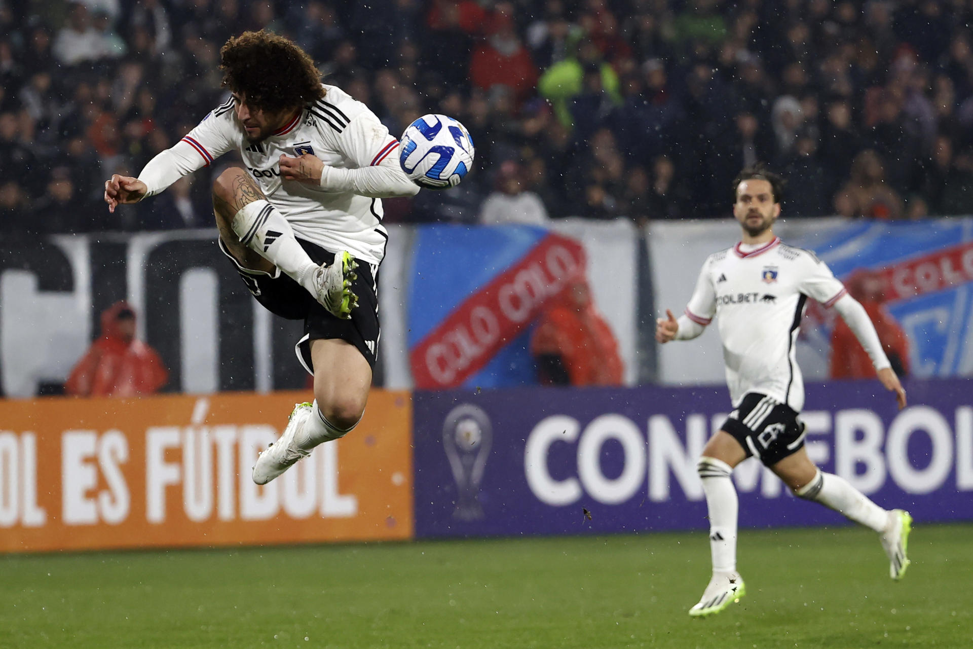 Fotografía de archivo de Maximiliano Falcón (i) de Colo Colo durante un partido por Copa Sudamericana, en el estadio Monumental en Santiago (Chile). EFE/ Elvis González