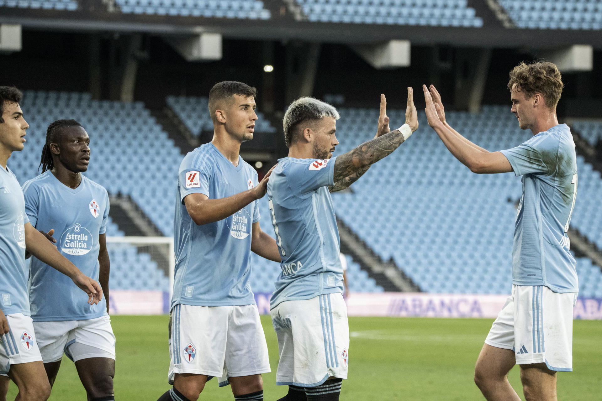 El jugador del Celta de Vigo Carles Pérez (2d) celebra su gol con varios compañeros durante el partido del Trofeo Memorial Quinocho celebrado en el estadio Balaidos de Vigo entre el Celta y el Olympique de Lyon​. EFE/Brais Lorenzo