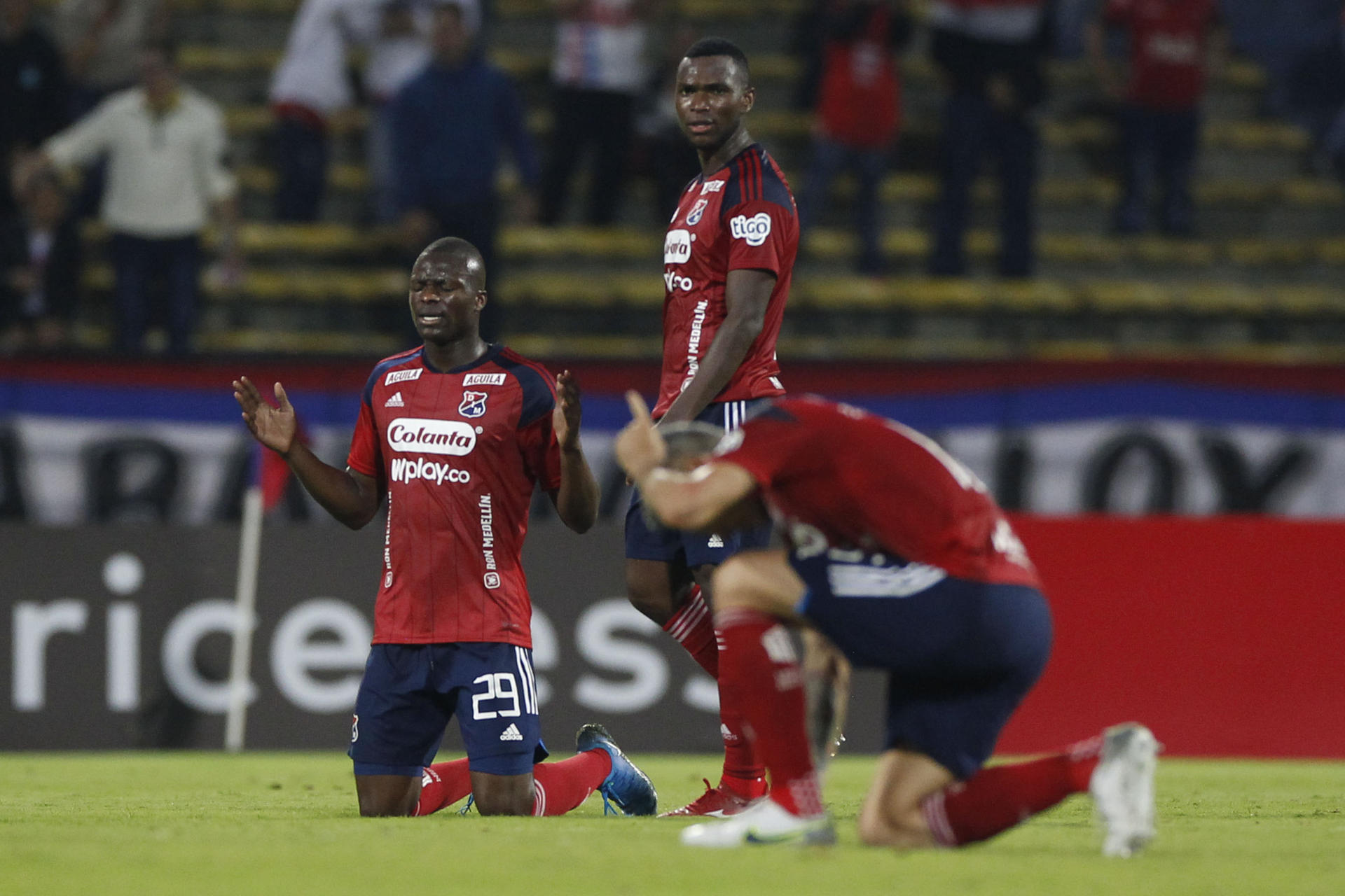 alt El uruguayo Joaquín Varela anota en el empate de Independiente Medellín con Millonarios