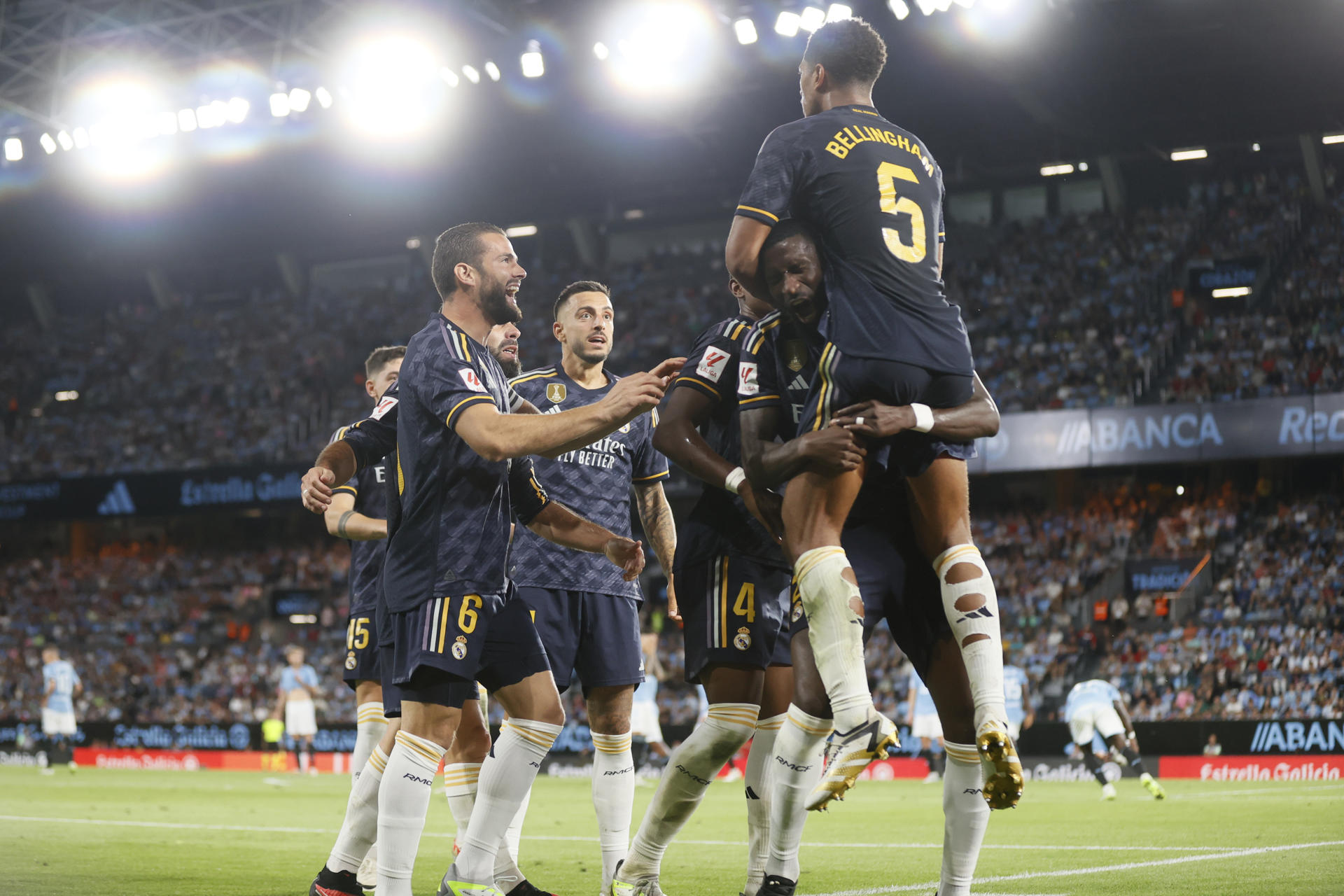 Jude Bellingham (d) celebra con sus compañeros su gol al Celta, el pasado viernes. EFE/Lavandeira 