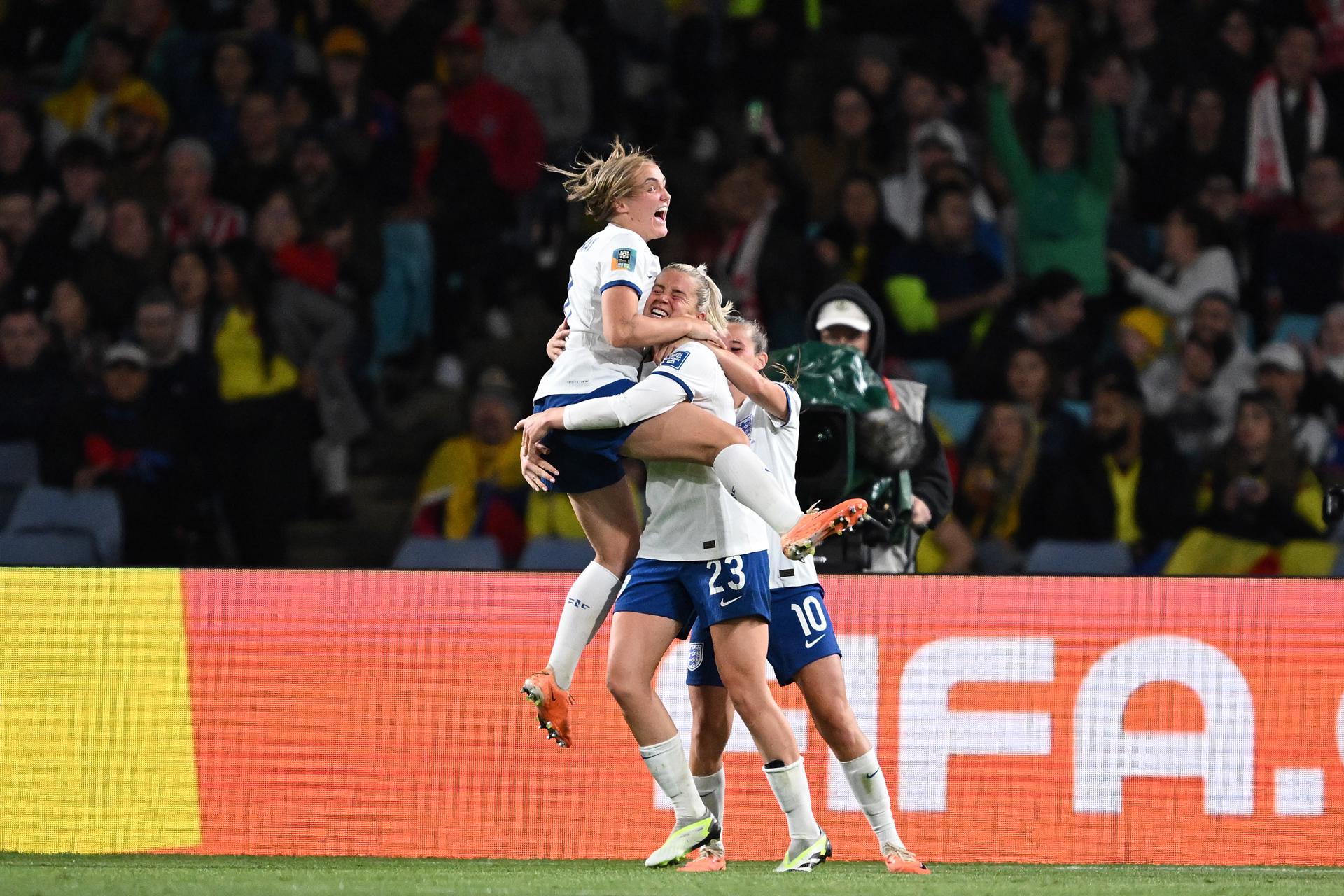 Alessia Russo celebra con sus compñaeras el segundo gol de su selección. EFE/EPA/DEAN LEWINS 