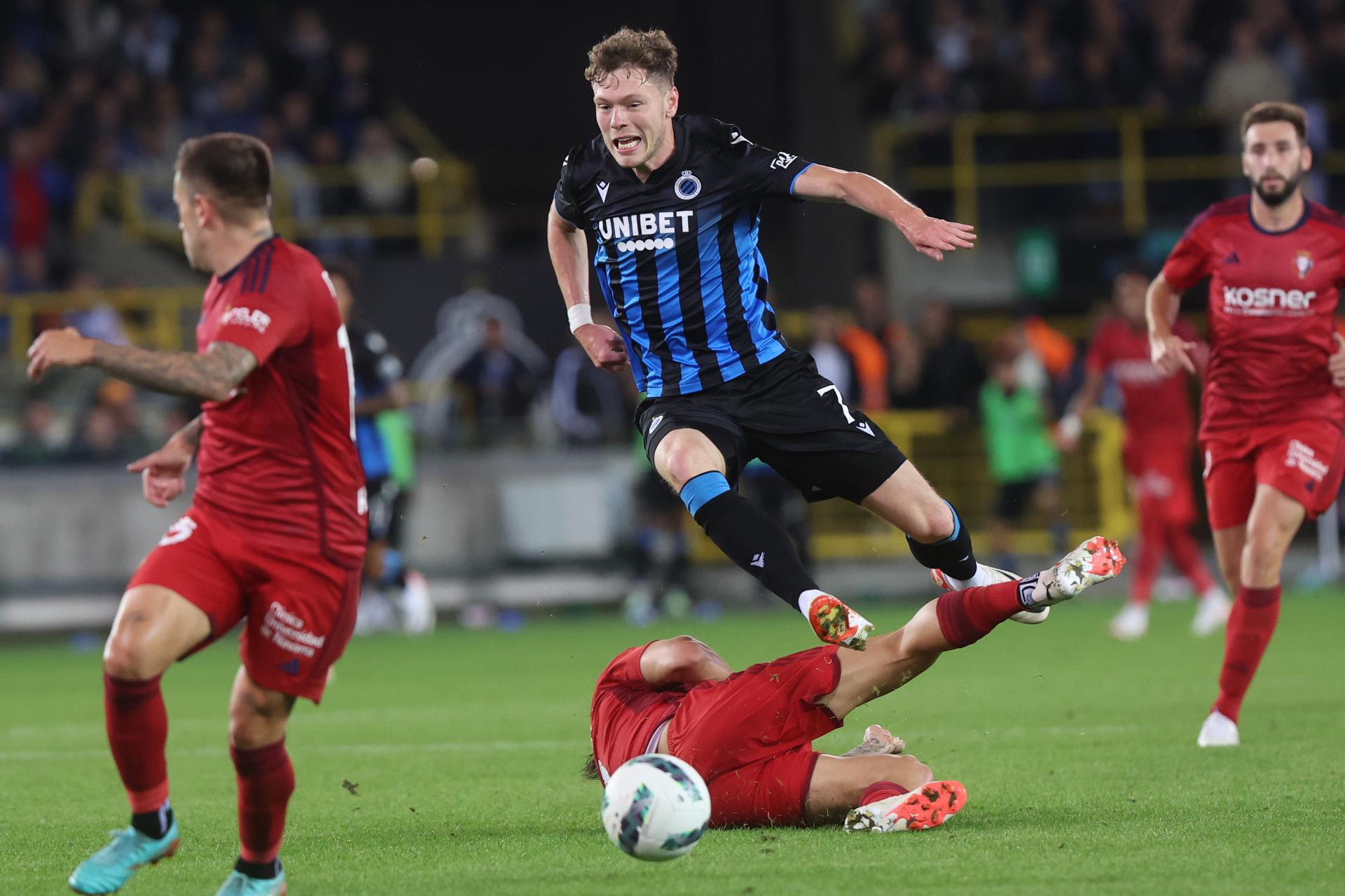 El jugador del Brujas Andreas Skov Olsen (arrina) en acción en el playoff de acceso a la Liga Conferencia. (Bélgica) EFE/EPA/OLIVIER HOSLET 