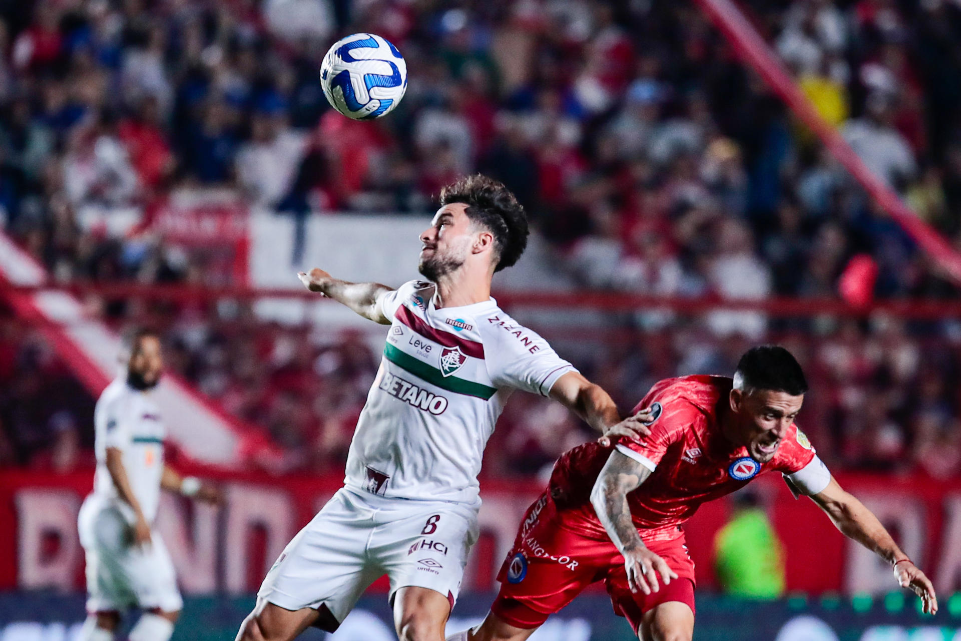 Javier Cabrera (d) de Argentinos Juniors disputa un balón con Matheus Martinelli Lima de Fluminense hoy, en un partido de los octavos de final de la Copa Libertadores entre Argentinos Juniors y Fluminense en el estadio Diego Armando Maradona en Buenos Aires (Argentina). EFE/ Luciano González 