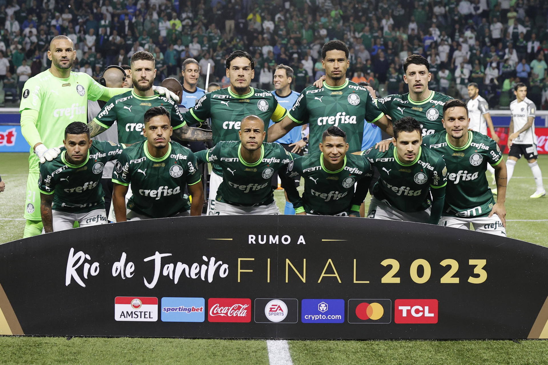 La plantilla titular del club brasileño de fútbol Palmeiras fue registrada este miércoles, 9 de agosto, al posar antes de un partido por los octavos de final de la Copa Libertadores contra el también brasileño Atlético Mineiro, en el estadio Allianz Parque, en Sao Paulo (Brasil). EFE/Sebastiao Moreira 