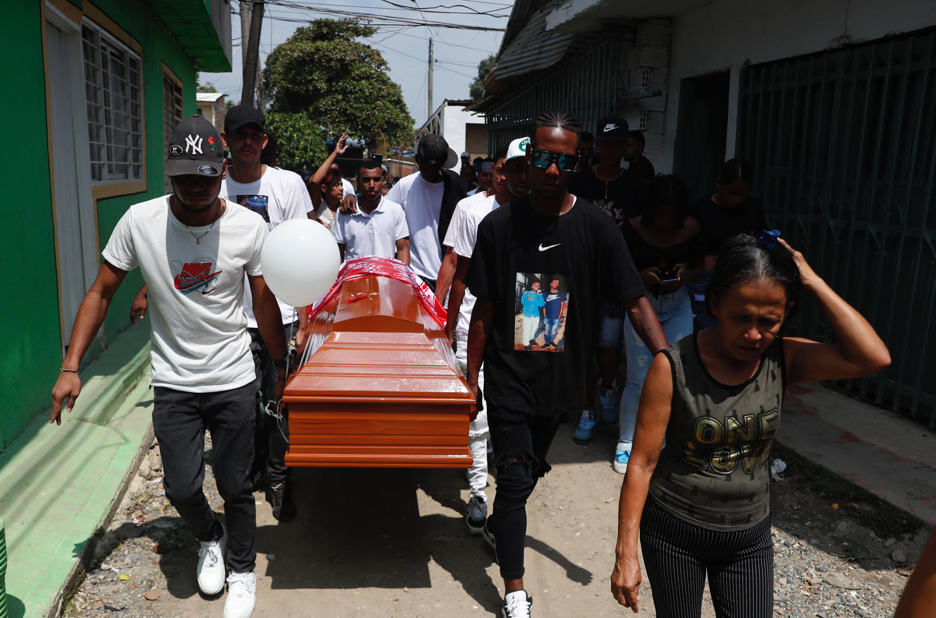 alt Cali da el último adiós al hermano asesinado de la futbolista colombiana Jorelyn Carabalí