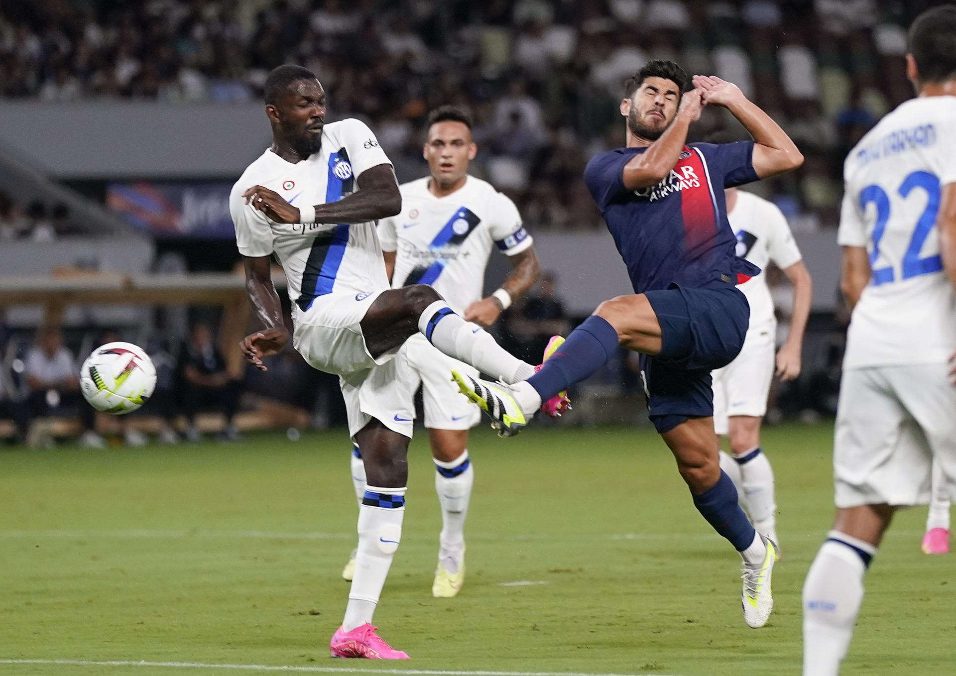 Marco Asensio, del PSG, dispara a portería ante la oposición del jugador del Inter de Milán Marcus Thuram. EFE/EPA/KIMIMASA MAYAMA 