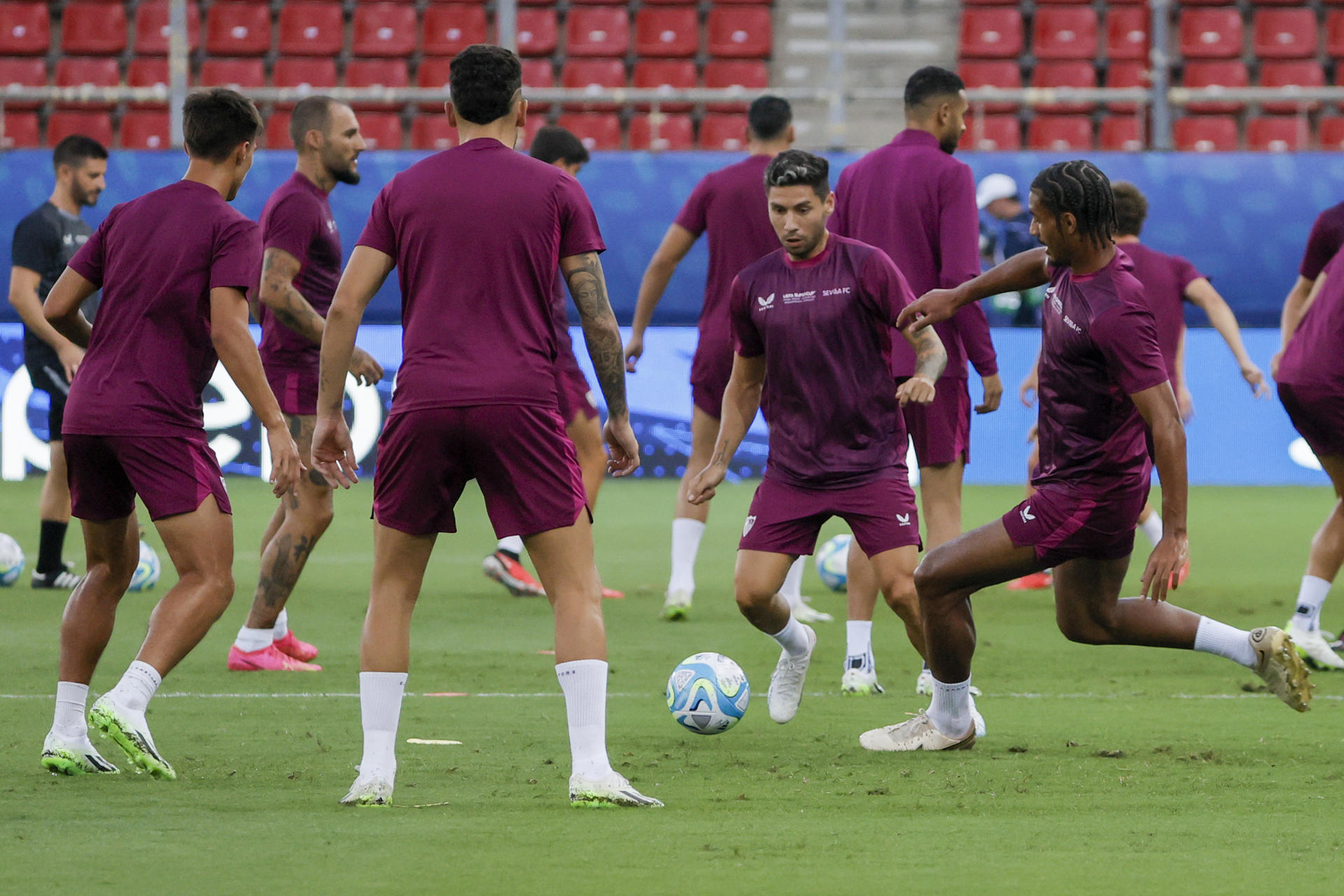 Los jugadores del Sevilla FC durante el entrenamiento previo al partido de la Supercopa de Europa que les enfrenta mañana miércoles al Manchester City, en el estadio Georgios Karaiskakis, en El Pireo (Grecia). EFE/ Juan Carlos Cárdenas 