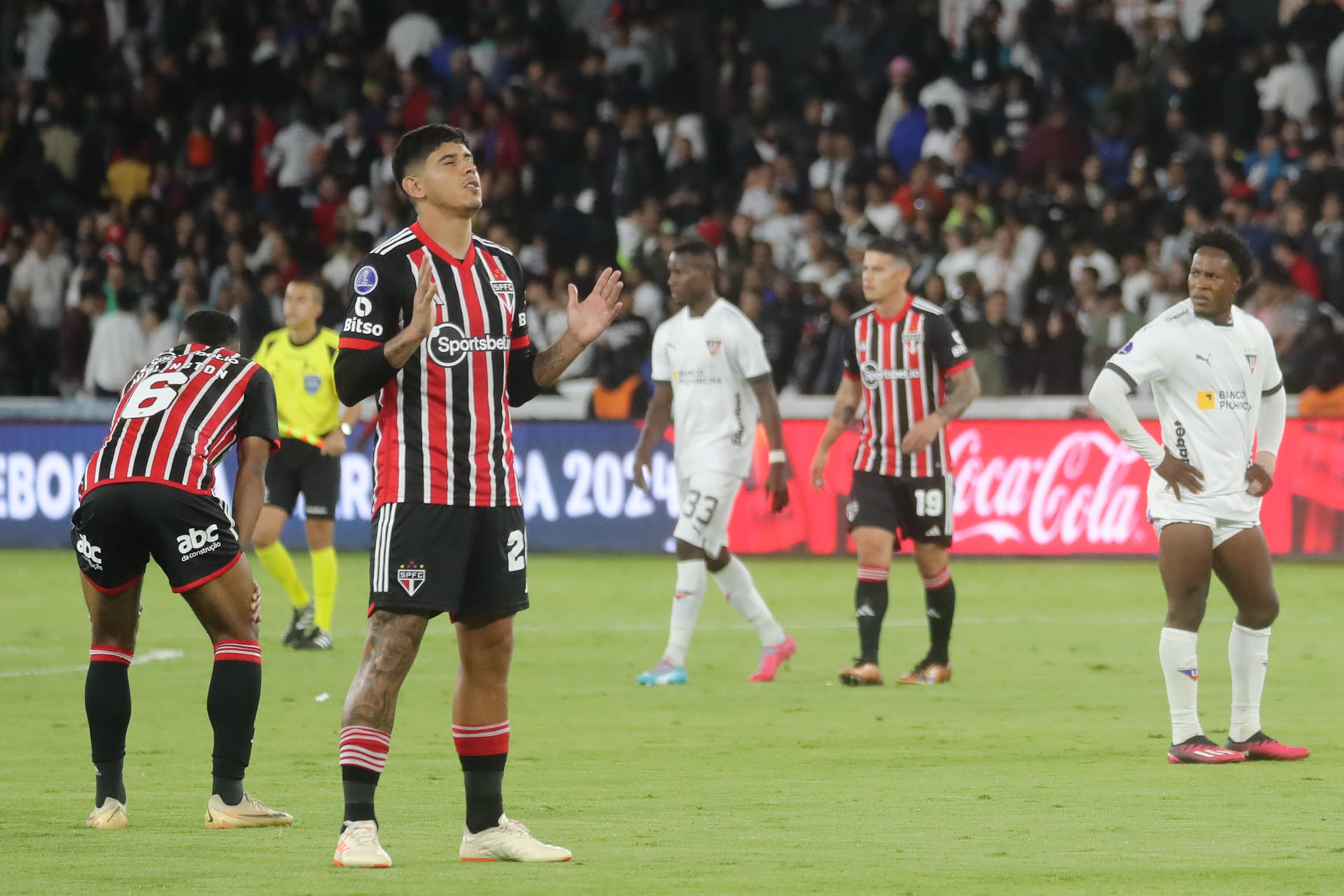 Jugadores de Sao Paulo al final de un partido de los cuartos de final de la Copa Sudamericana entre Liga de Quito y Sao Paulo hoy, en el estadio Rodrigo Paz Delgado en Quito (Ecuador). EFE/ José Jácome 