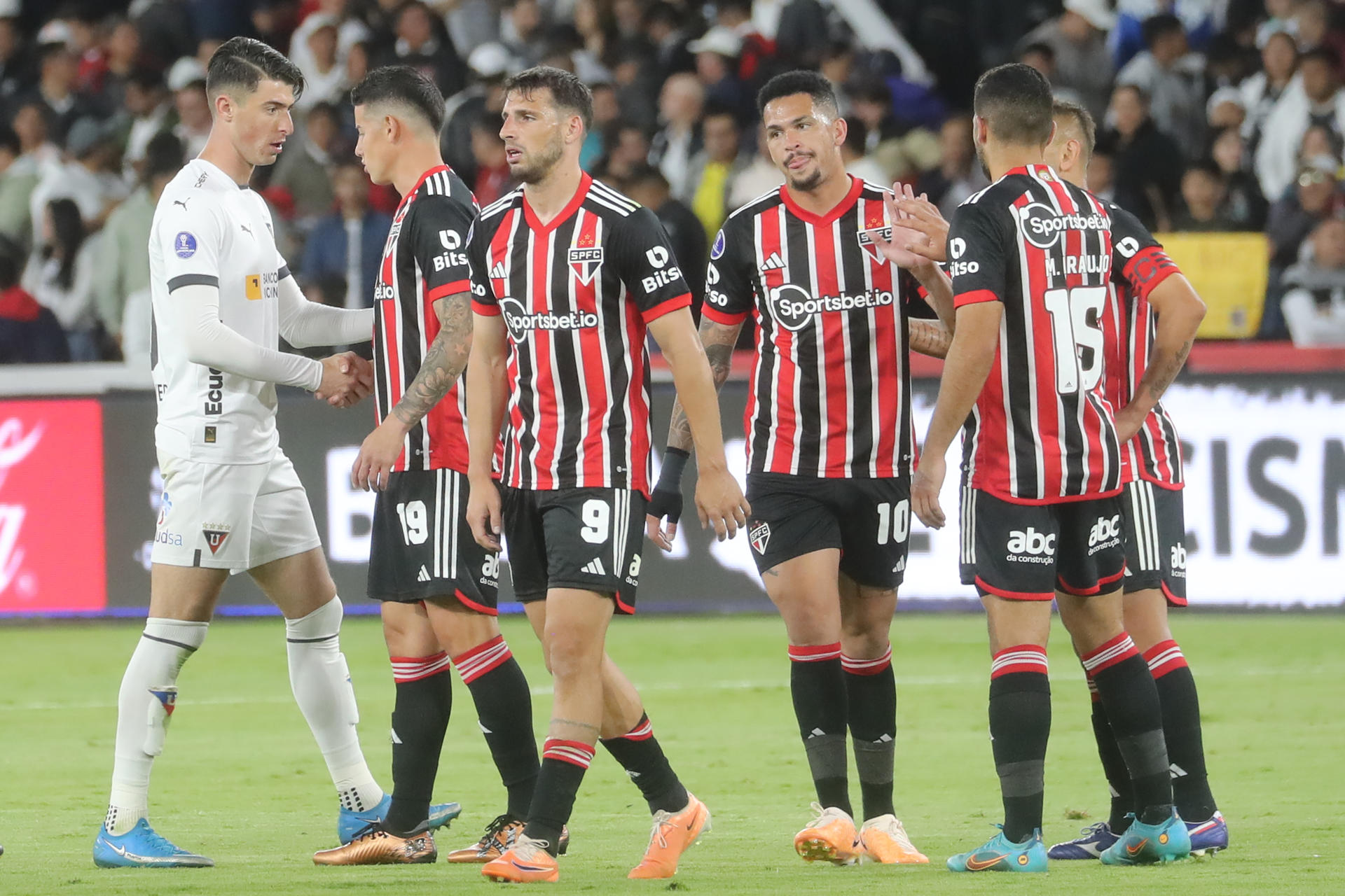 Jugadores de Sao Paulo se saludan al final de un partido de los cuartos de final de la Copa Sudamericana entre Liga de Quito y Sao Paulo hoy, en el estadio Rodrigo Paz Delgado en Quito (Ecuador). EFE/ José Jácome 