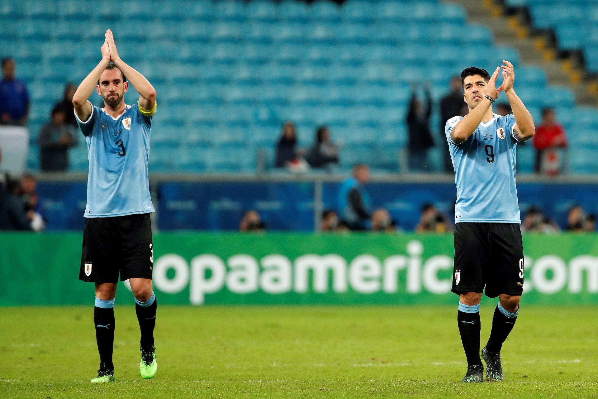 El exfutbolista Diego Godín (i), junto a su compañero en la selección de Uruguay Luis Suárez (d), en una fotografía de archivo. EFE/José Méndez