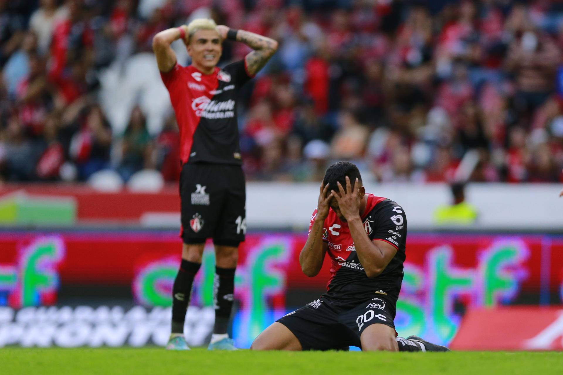 Juan Zapata (d) de Atlas reacciona hoy hoy, durante un partido de la jornada 6 del torneo apertura 2023 la liga del fútbol mexicano entre Atlas y Toluca, disputado en el Estadio Jalisco, en Guadalajara (México). EFE/ Francisco Guasco 