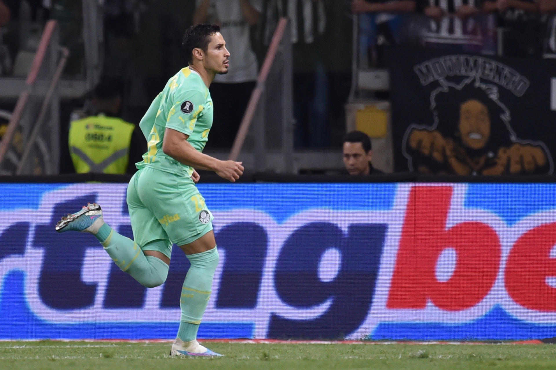 Rapahel Veiga de Palmeiras celebra su gol hoy, en un partido de los octavos de final de la Copa Libertadores entre Atlético Mineiro y Palmeiras en el estadio Minerao en Belo Horizonte (Brasil). EFE/ Yuri Edmundo 