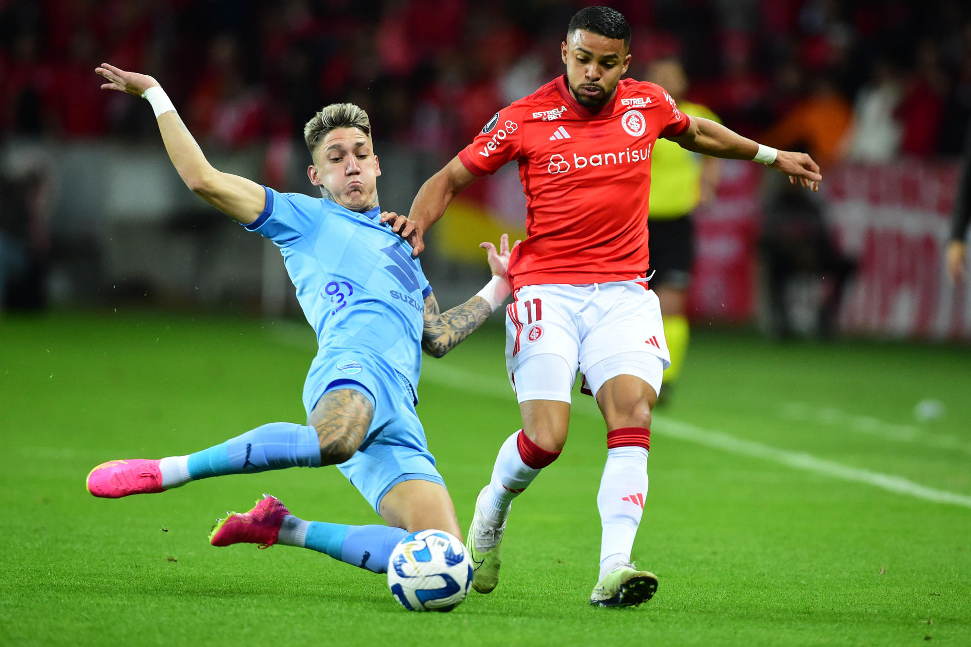 Wanderson (d) de Internacional disputa un balón con Bryan Bentaberry de Bolívar este 29 de agosto de 2023, en un partido de los cuartos de final de la Copa Libertadores. EFE/ Ricardo Rimoli 