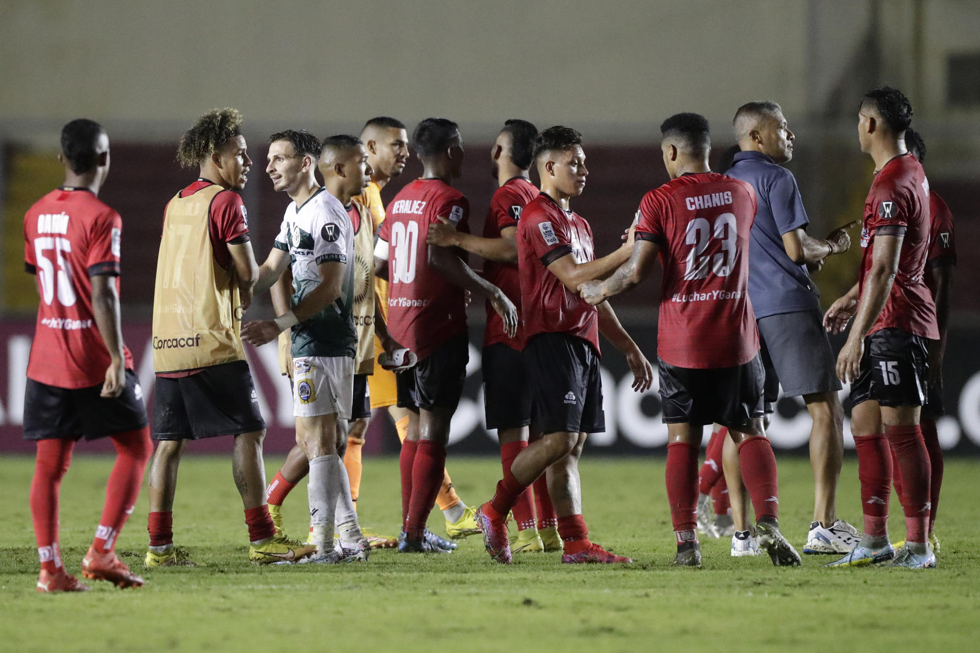 Jugadores de San Miguelito celebran al final este 16 de agosto de 2023, en un partido de la Copa Centroamericana entre San Miguelito y Verdes FC en el estadio Rommel Fernández en Ciudad de Panamá (Panamá). EFE/ Bienvenido Velasco 