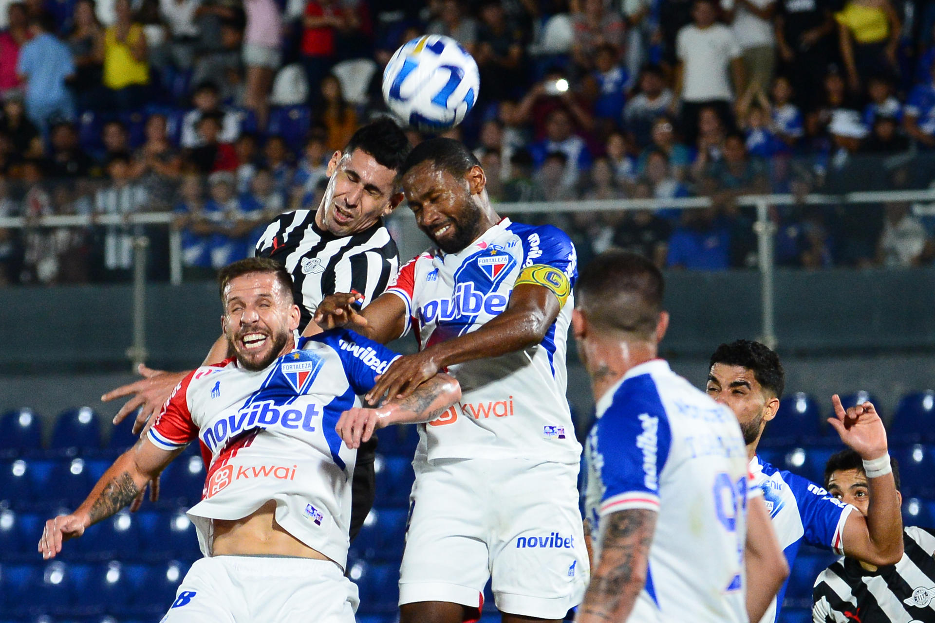 Enso González (i, arriba) de Libertad disputa el balón con Tinga (c) de Fortaleza en un partido de los octavos de final de la Copa Sudamericana entre Libertad y Fortaleza en el estadio Defensores del Chaco en Asunción (Paraguay). EFE/ Daniel Piris