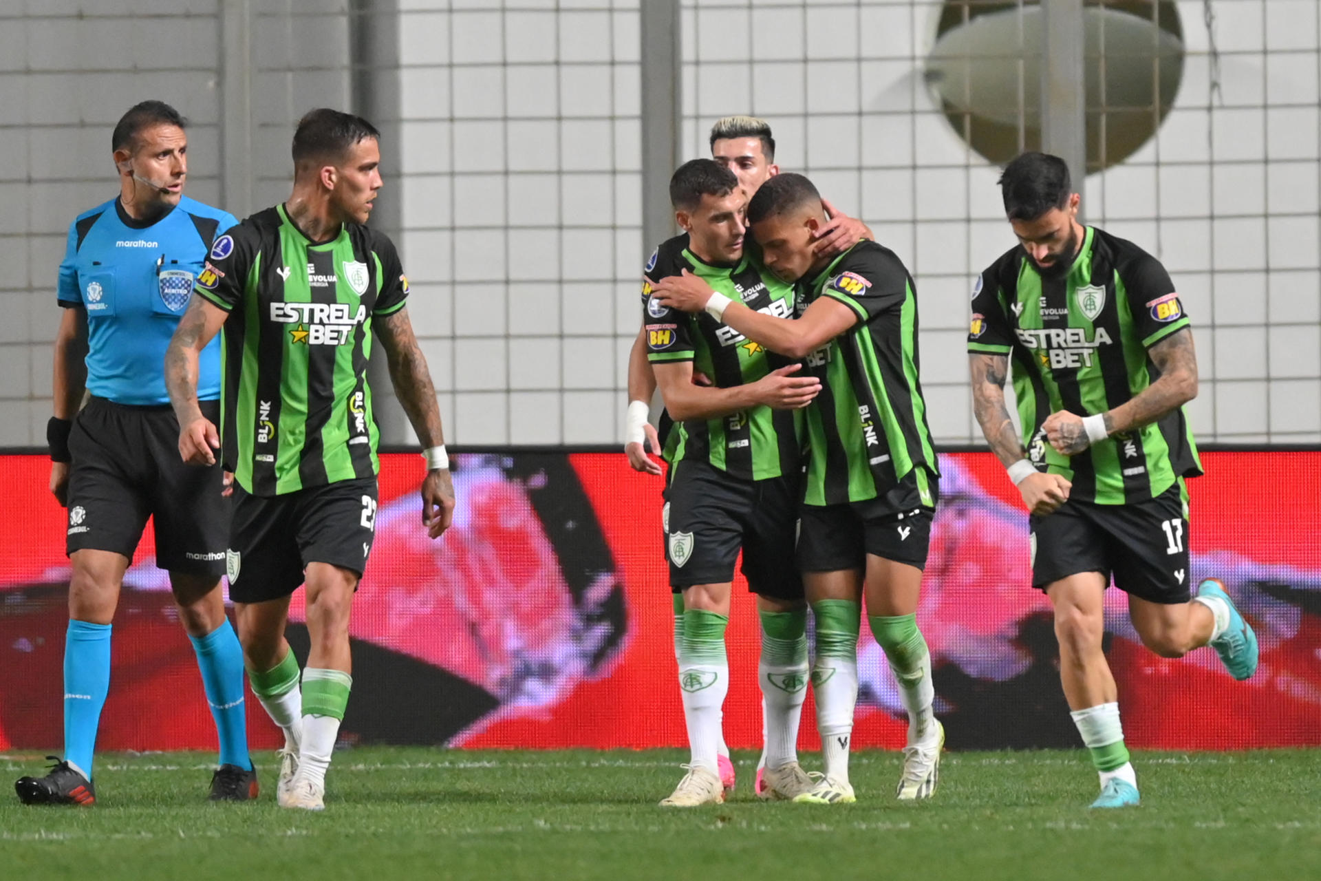 Jugadores del América de Brasil fueron registrados este jueves, 3 de agosto, al celebrar un gol que le anotaron al también brasileño Bragantino, durante el partido de ida de esta llave de octavos de final de la Copa Sudamericana, en el estadio Raimundo Sampaio, en Belo Horizonte (Brasil). EFE/Yuri Edmundo