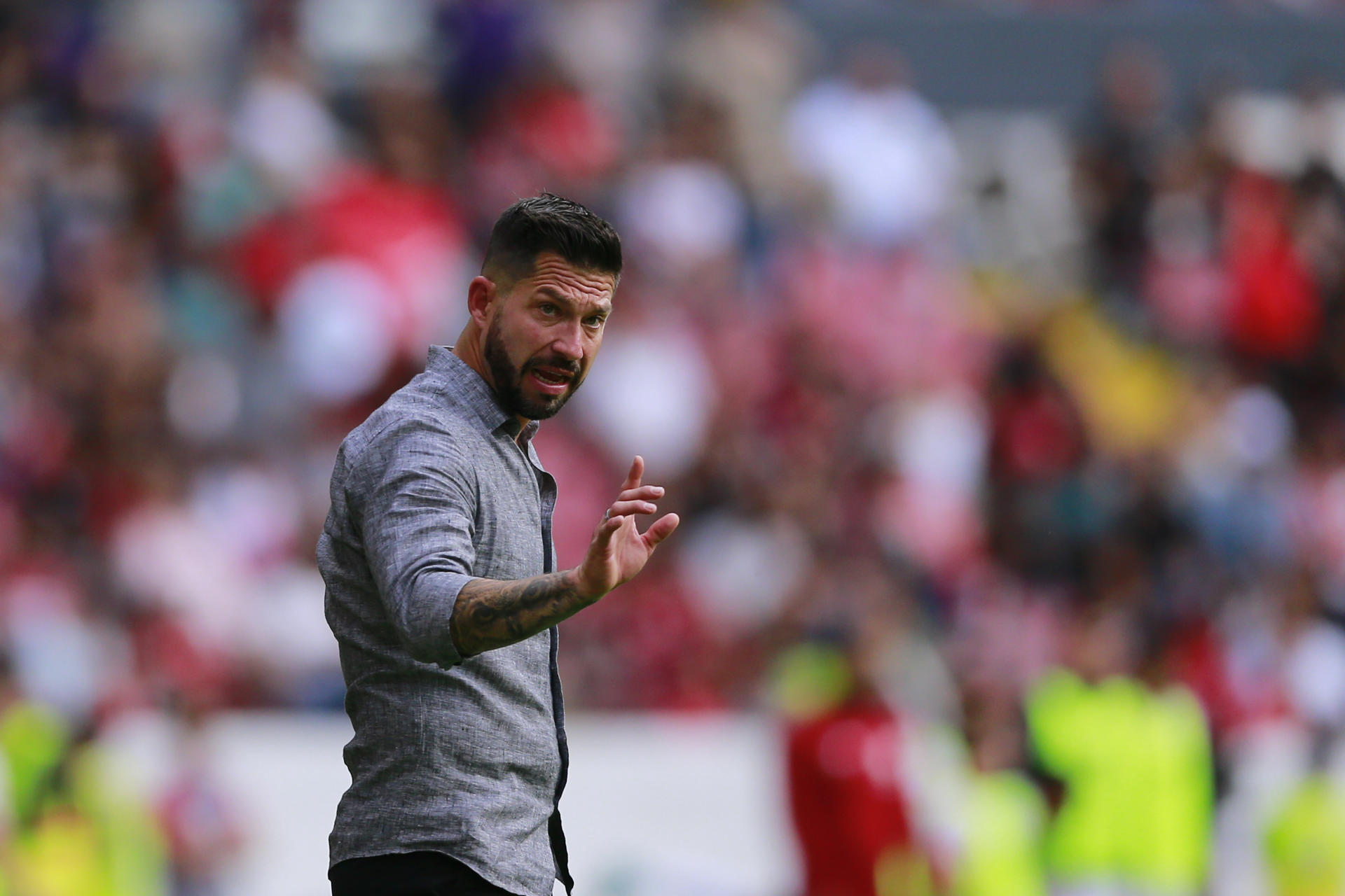 El entrenador de Atlas, Benjamín Mora, reacciona hoy, durante un partido de la jornada 6 del torneo apertura 2023 la liga del fútbol mexicano entre Atlas y Toluca, disputado en el Estadio Jalisco, en Guadalajara (México). EFE/ Francisco Guasco 