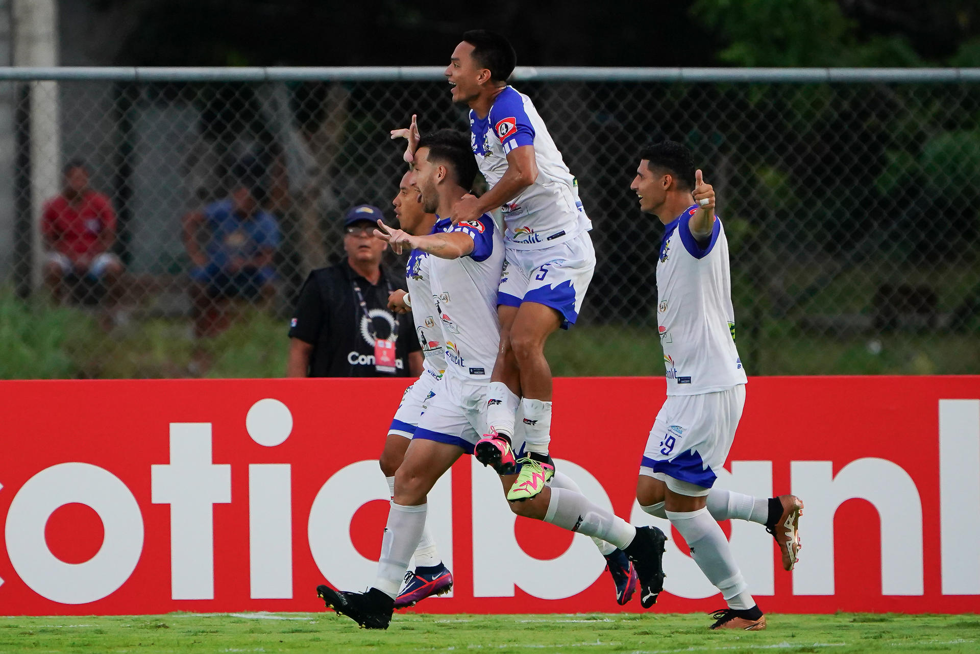 Jugadores de Jocoro celebran un gol hoy, en un partido de la Copa Centroamericana entre Club Deportivo Universitario y Jocoro FC en el estadio Universitario en Penonomé (Panamá). EFE/ Eliecer Aizprua Banfield 