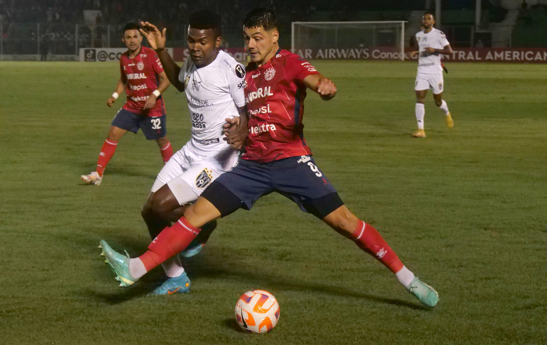 El jugador del Xelajú de Guatemala Darwin Lom (d) disputa el balón contra el jugador Marlon Ávila (i) del CA Independiente de Panamá. EFE/Gustavo Rodas 