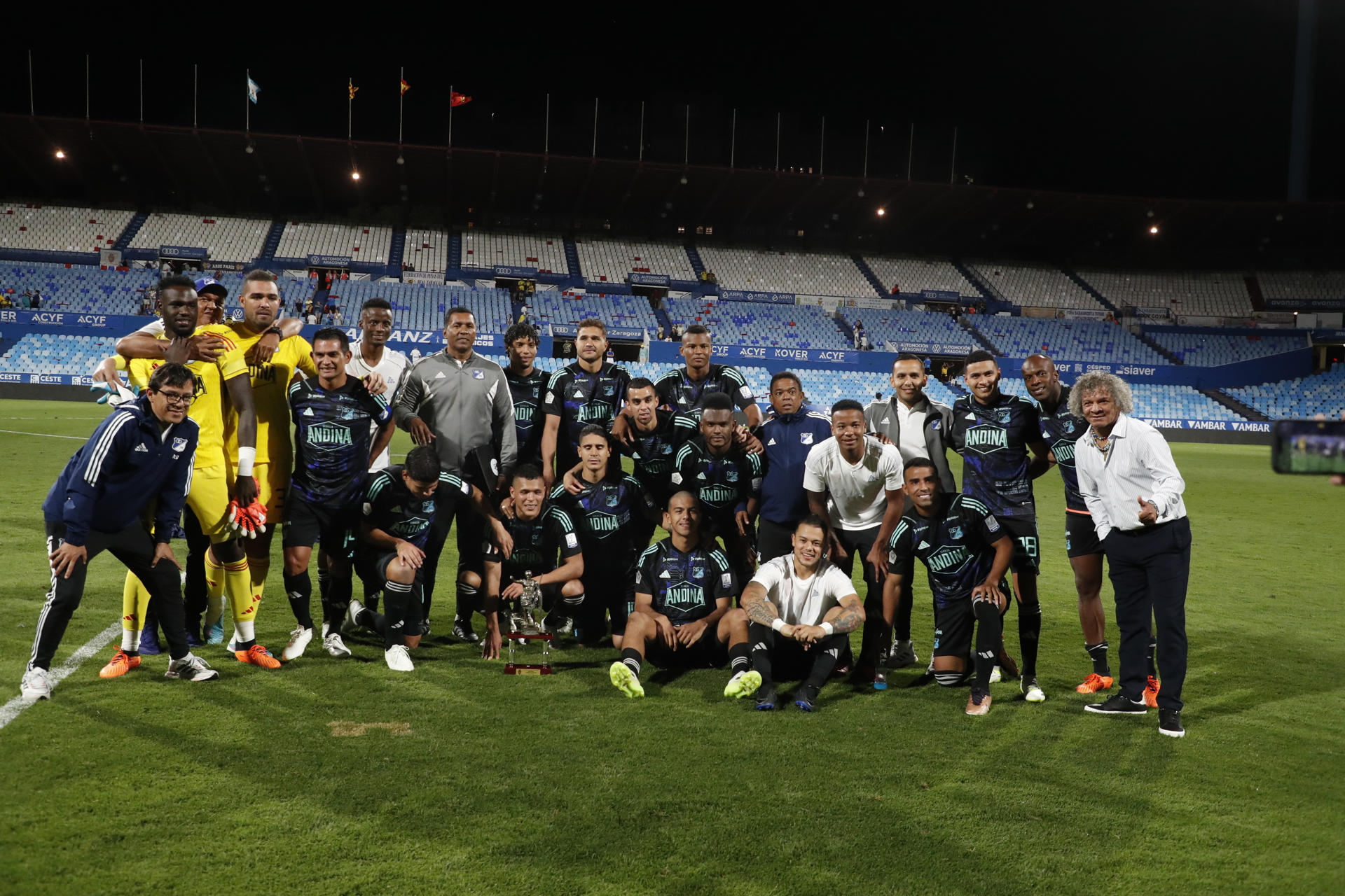 Los jugadores del Millonarios posan con el trofeo Carlos Lapetra tras el partido amistoso que Real Zaragoza y Millonarios disputaron este jueves en el estadio de La Romareda, en Zaragoza. EFE/JAVIER BELVER