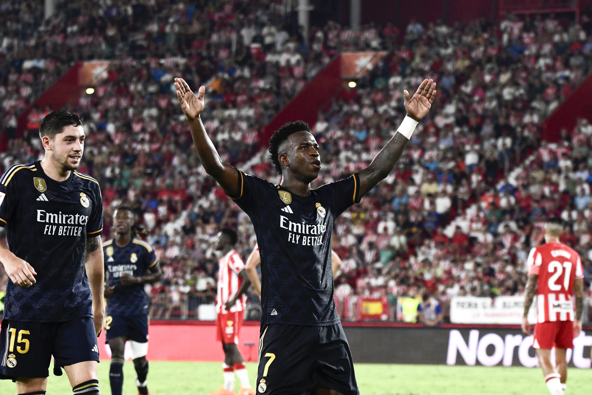 El delantero brasileño del Real Madrid Vinícius Júnior (c) celebra su gol durante el partido de la segunda jornada de LaLiga que UD Almería y Real Madrid disputaron en el Power Horse Stadium, en Almería. EFE/ Carlos Barba 