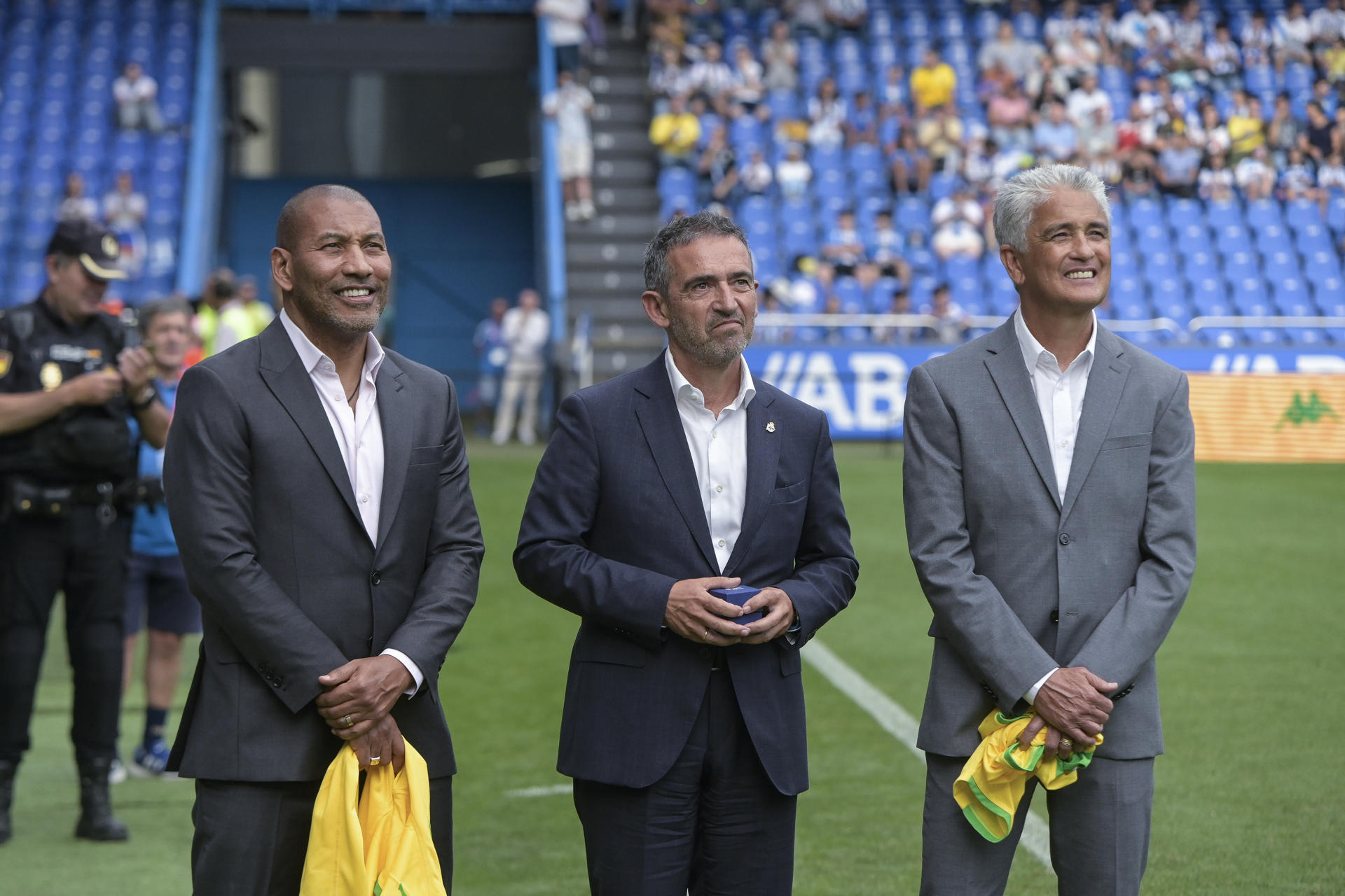 El estadio de Riazor acoge este sábado una edición especial del Trofeo Teresa Herrera ya que el deportivismo homenajea a dos mitos como los brasileños Mauro Silva (i) y Bebeto (d), acompañados por el presidente del Deportivo de A Coruña Álvaro García Diéguez (c). EFE/Moncho Fuentes