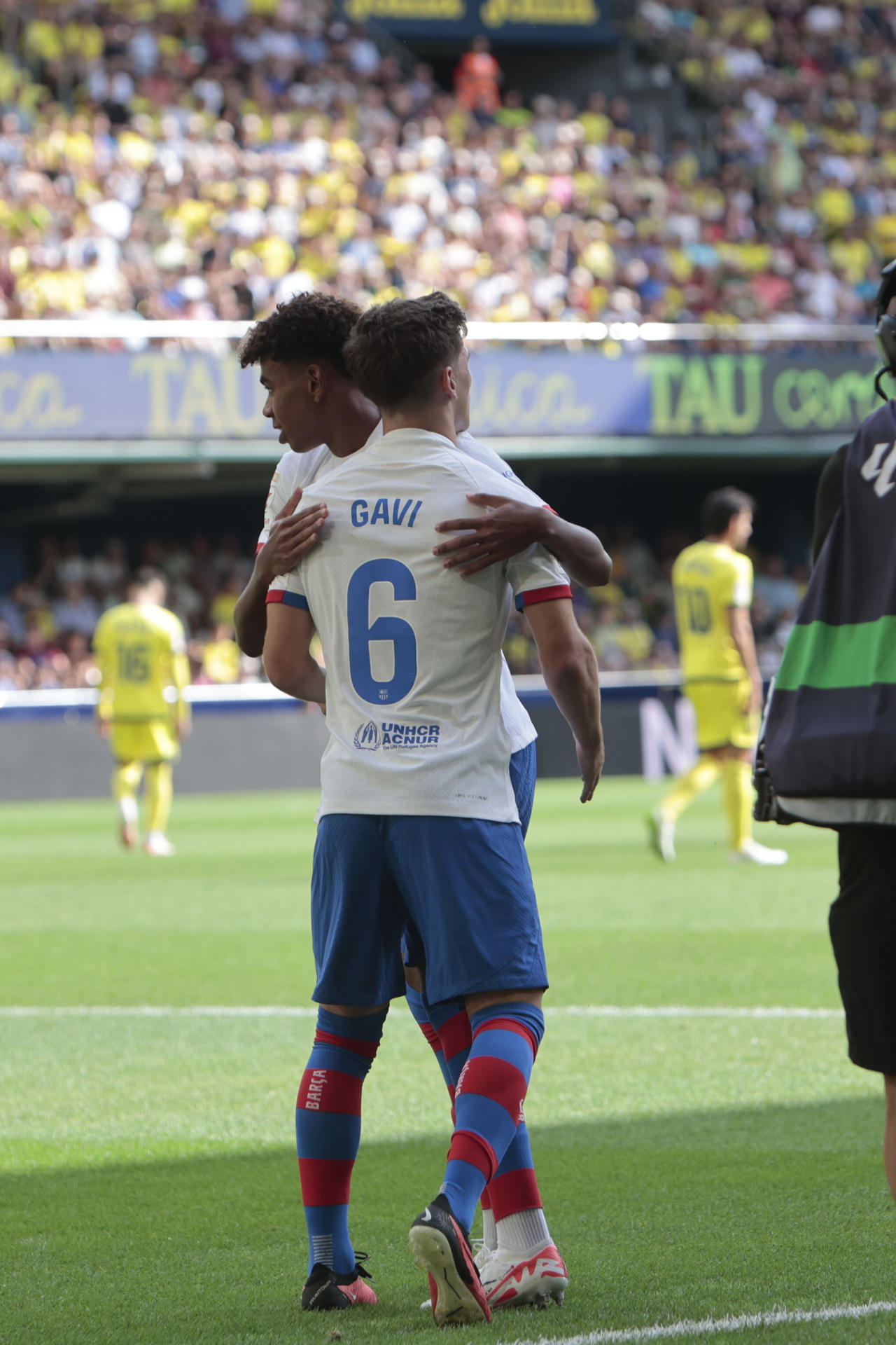 Lamine Yamal celebra el 0-1 en Villarreal junto a Gavi. EFE/ Domenech Castello 