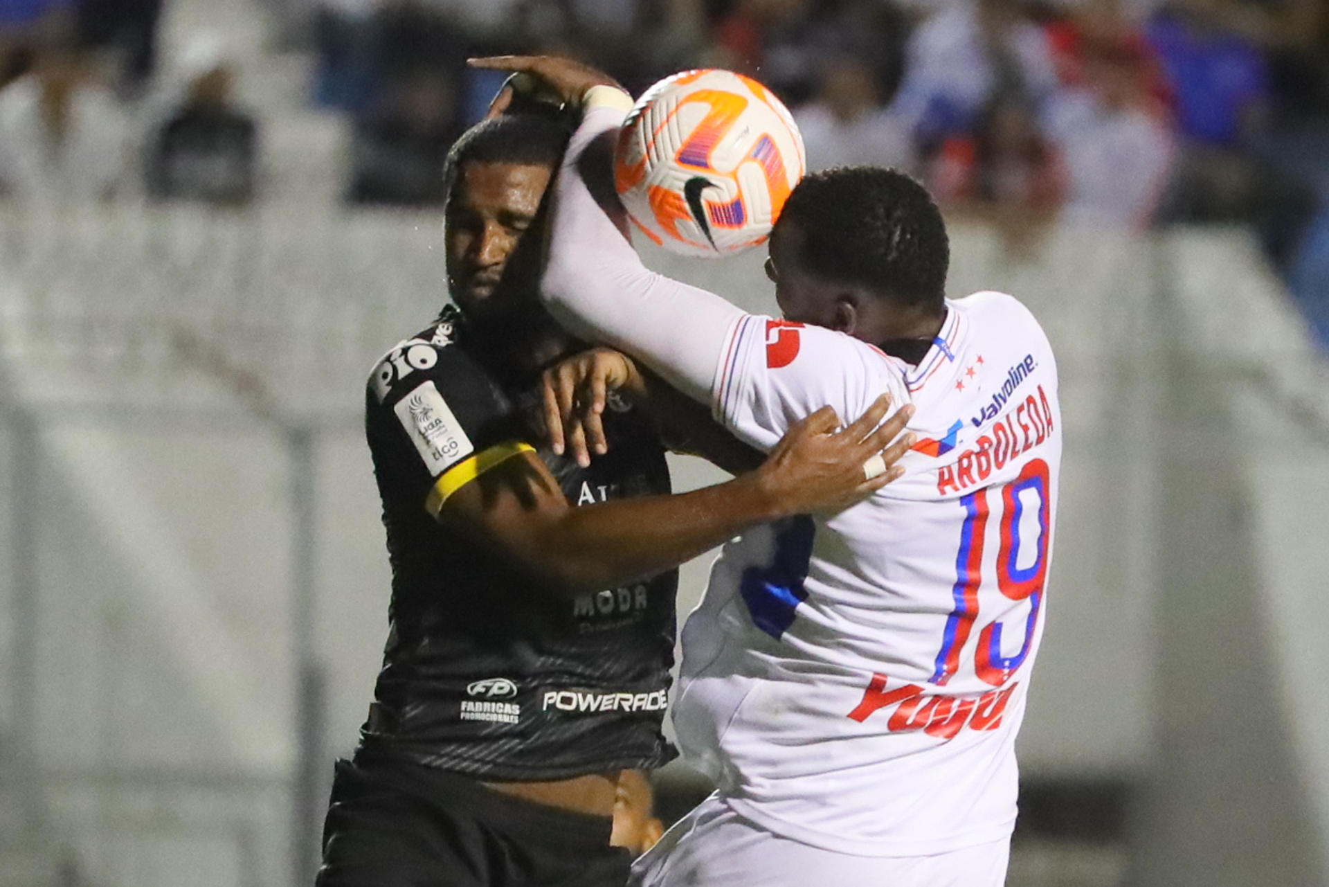 alt El Olimpia del argentino Pedro Troglio empata, pero sigue siendo líder en Honduras