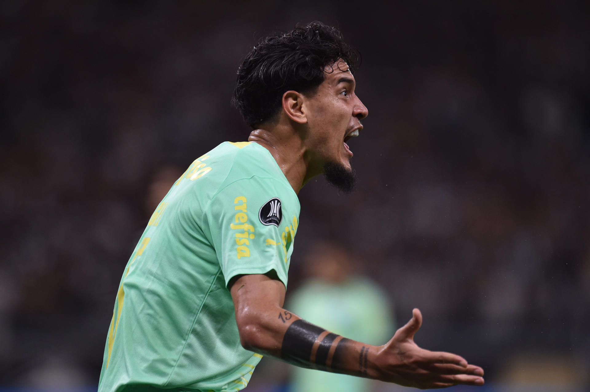 Gustavo Gómez de Palmeiras reclama hoy, en un partido de los octavos de final de la Copa Libertadores entre Atlético Mineiro y Palmeiras en el estadio Minerao en Belo Horizonte (Brasil). EFE/ Yuri Edmundo