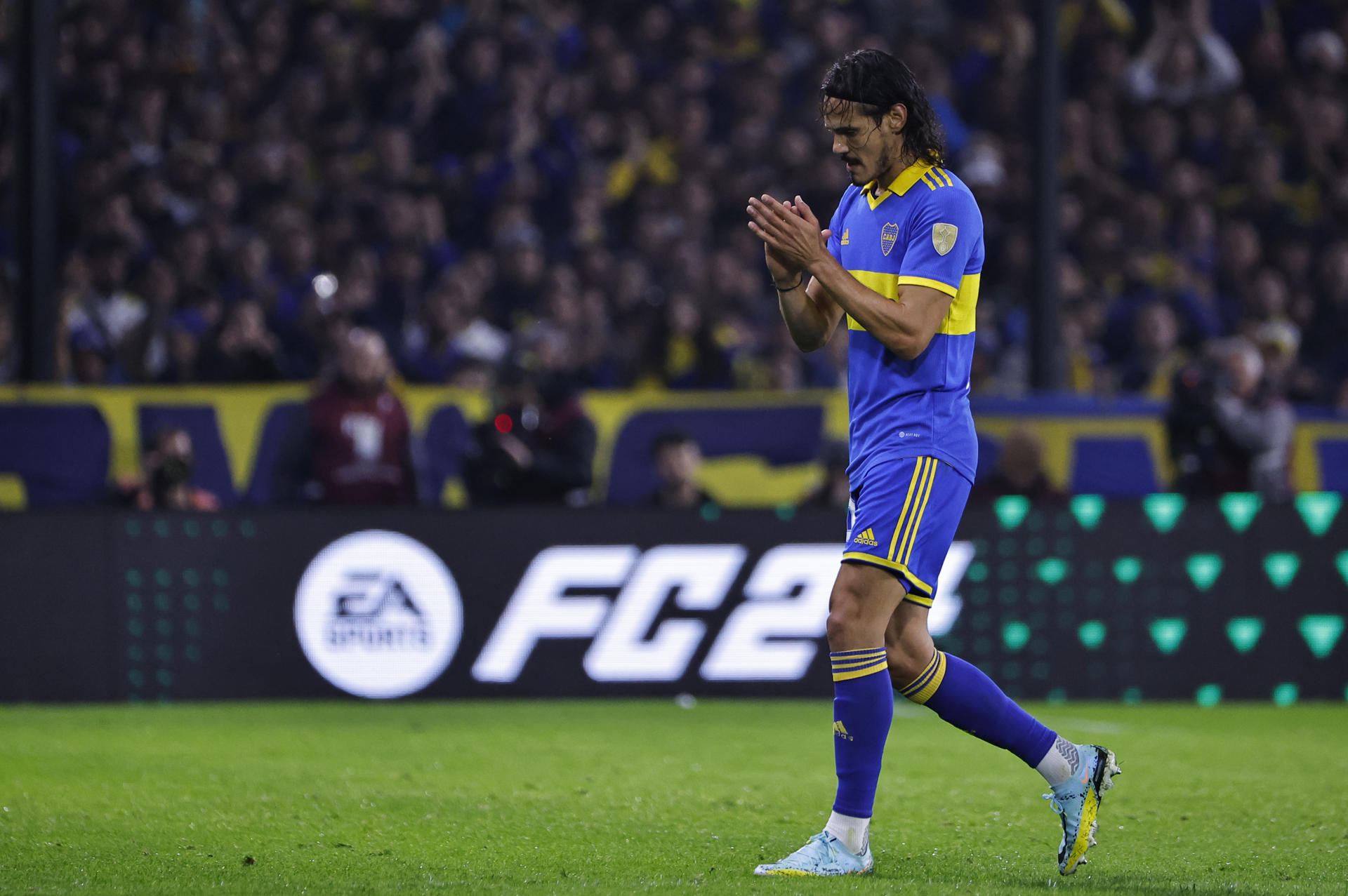 alt El debut del uruguayo Cavani ante el equipo del argentino Palermo al comienzo de la Copa de la Liga