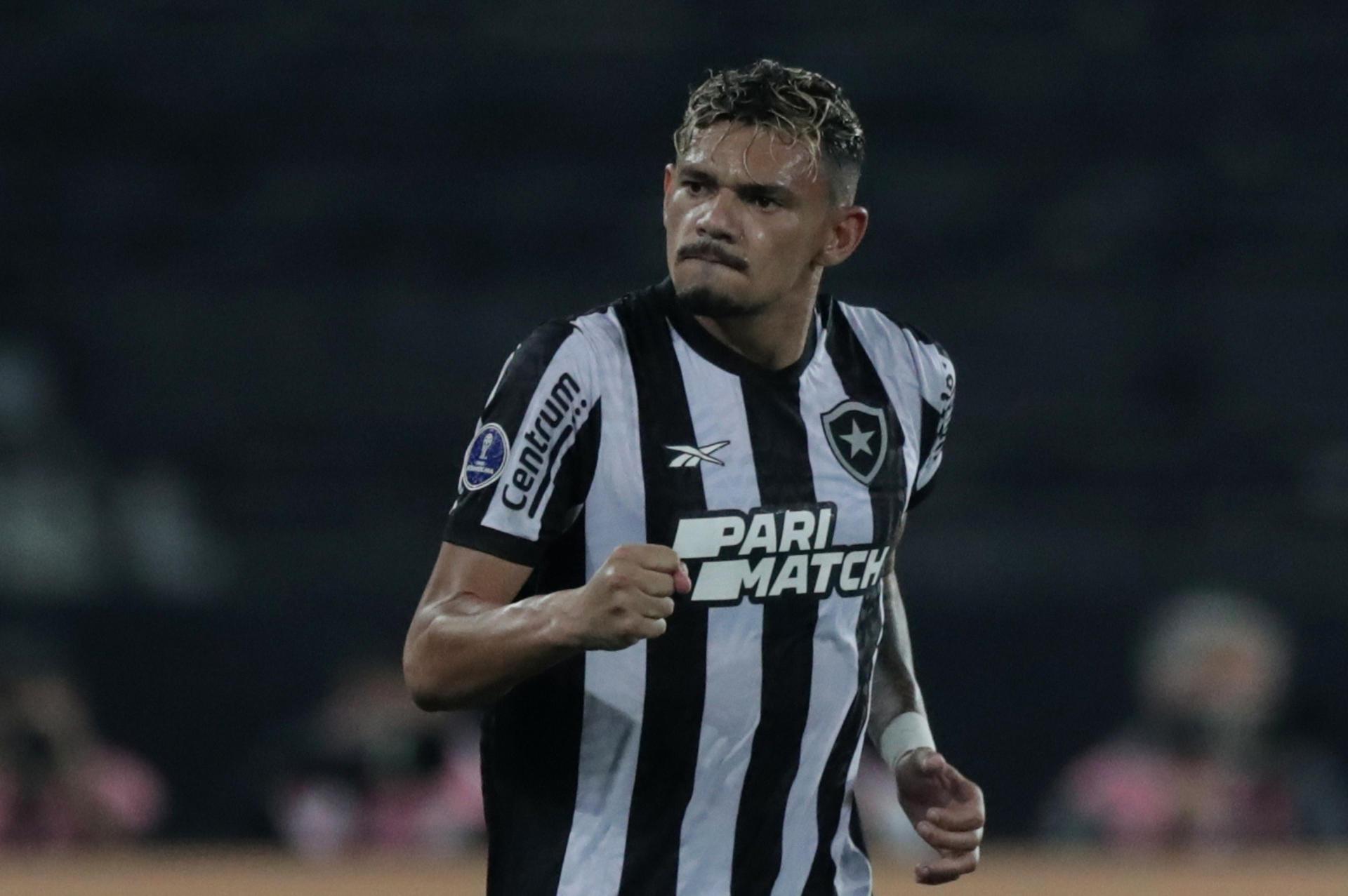 Tiquinho Soares de Botafogo celebra un gol hoy, en un partido de los octavos de final de la Copa Sudamericana entre Botafogo y Guaraní en el estadio Olímpico Nilton Santos en Río de Janeiro (Brasil). EFE/ Andre Coelho