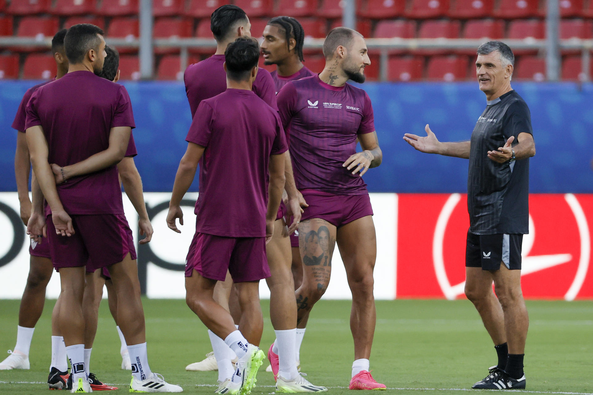 El entrenador del Sevilla José Luis Mendilíbar (d) durante el entrenamiento previo al partido de la Supercopa de Europa que les enfrenta mañana miércoles al Manchester City, en el estadio Georgios Karaiskakis, en El Pireo (Grecia). EFE/ Juan Carlos Cárdenas 