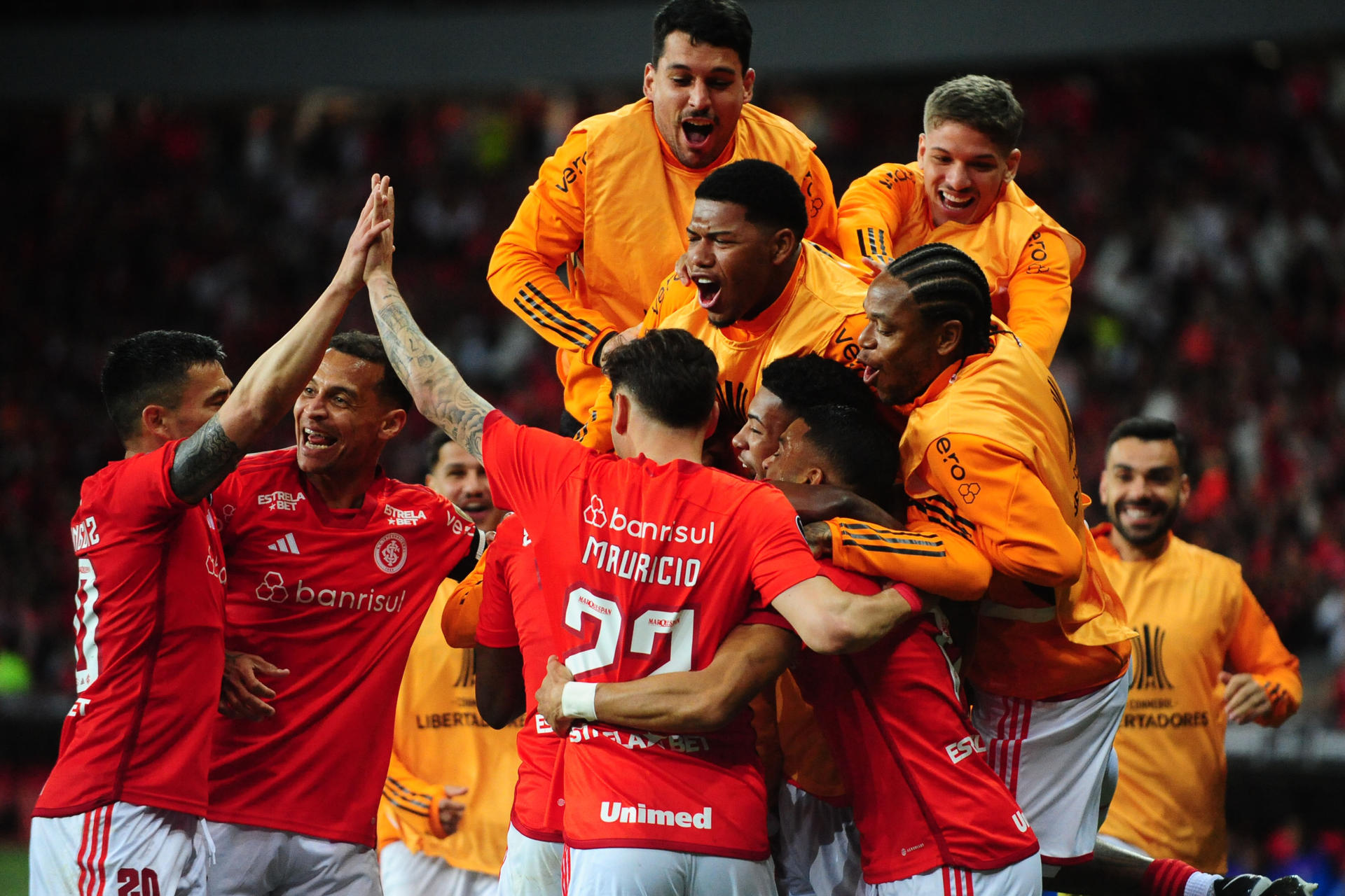 Jugadores de Internacional celebran un gol de Enner Valencia este 29 de agosto de 2023, en un partido de los cuartos de final de la Copa Libertadores entre Internacional y Bolívar. EFE/ Ricardo Rimoli 