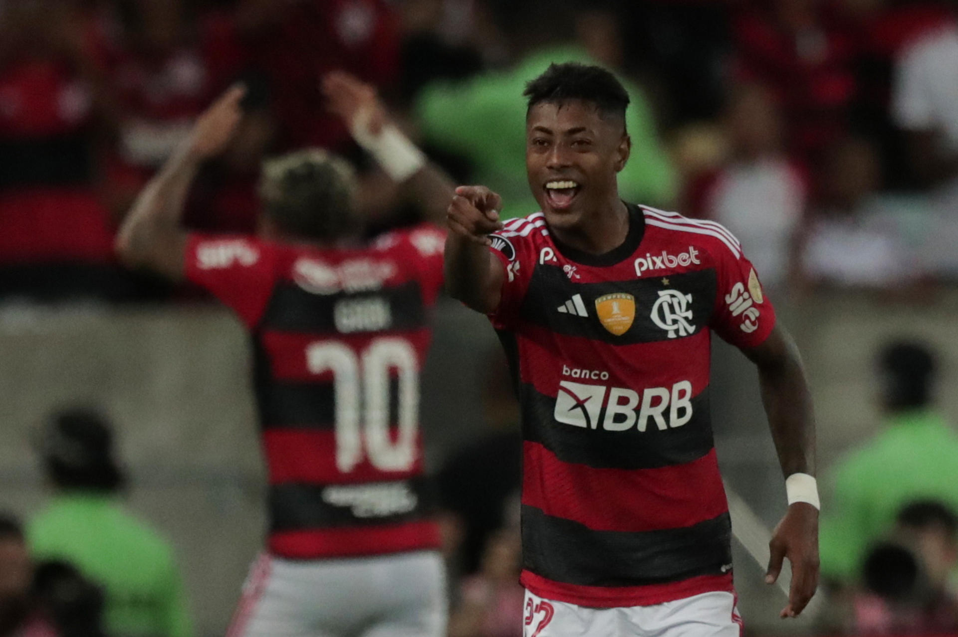 alt Flamengo gana el derbi ante Vasco e Internacional humilla al Santos en la liga brasileña