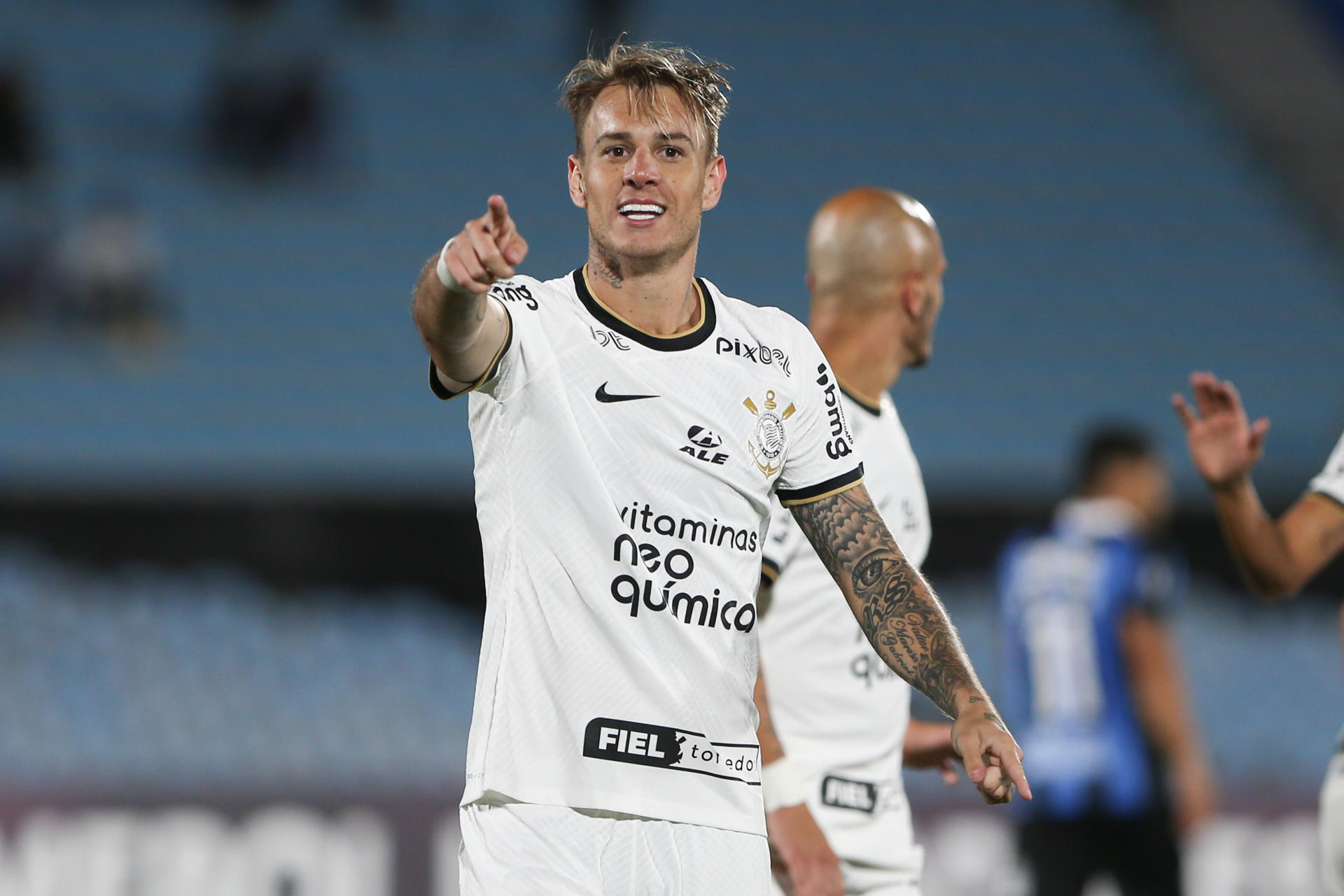 Fotografía de archivo, tomada el pasado 6 de abril, en la que se registró al delantero brasileño Roger Guedes, al actuar para el club paulista de fútbol Corinthians y quien fue anunciado como nuevo refuerzo del club catarí Al-Ryyan. EFE/Gastón Britos