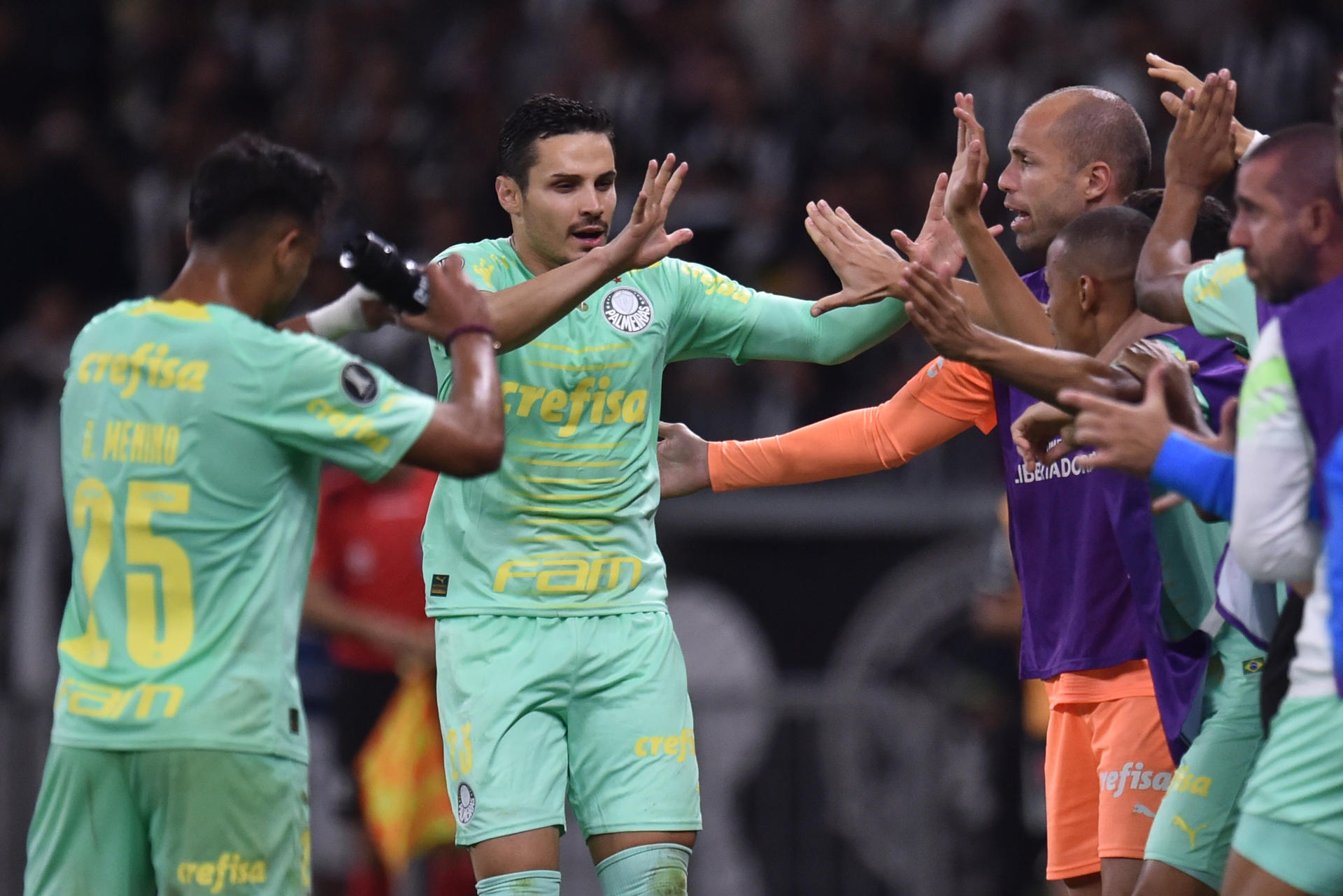 Rapahel Veiga (c) de Palmeiras celebra su gol hoy, en un partido de los octavos de final de la Copa Libertadores entre Atlético Mineiro y Palmeiras en el estadio Minerao en Belo Horizonte (Brasil). EFE/ Yuri Edmundo 