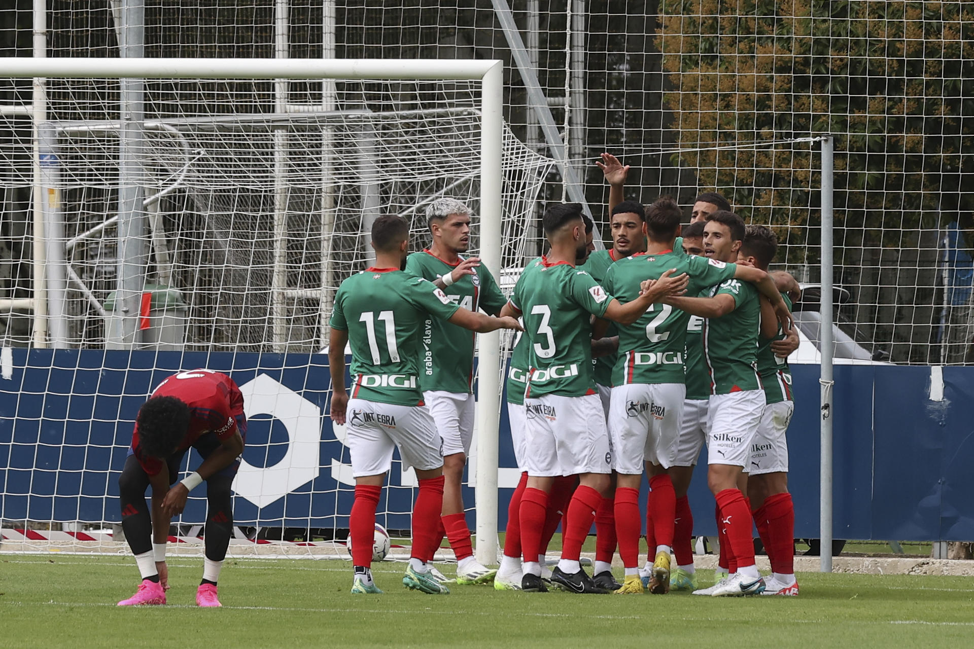 Los jugadores del C.D. Alavés celebran el primer gol ante Osasuna durante el partido amistoso que ha enfrentado a ambos equipos en las instalaciones de Tajonar. EFE/ Villar López