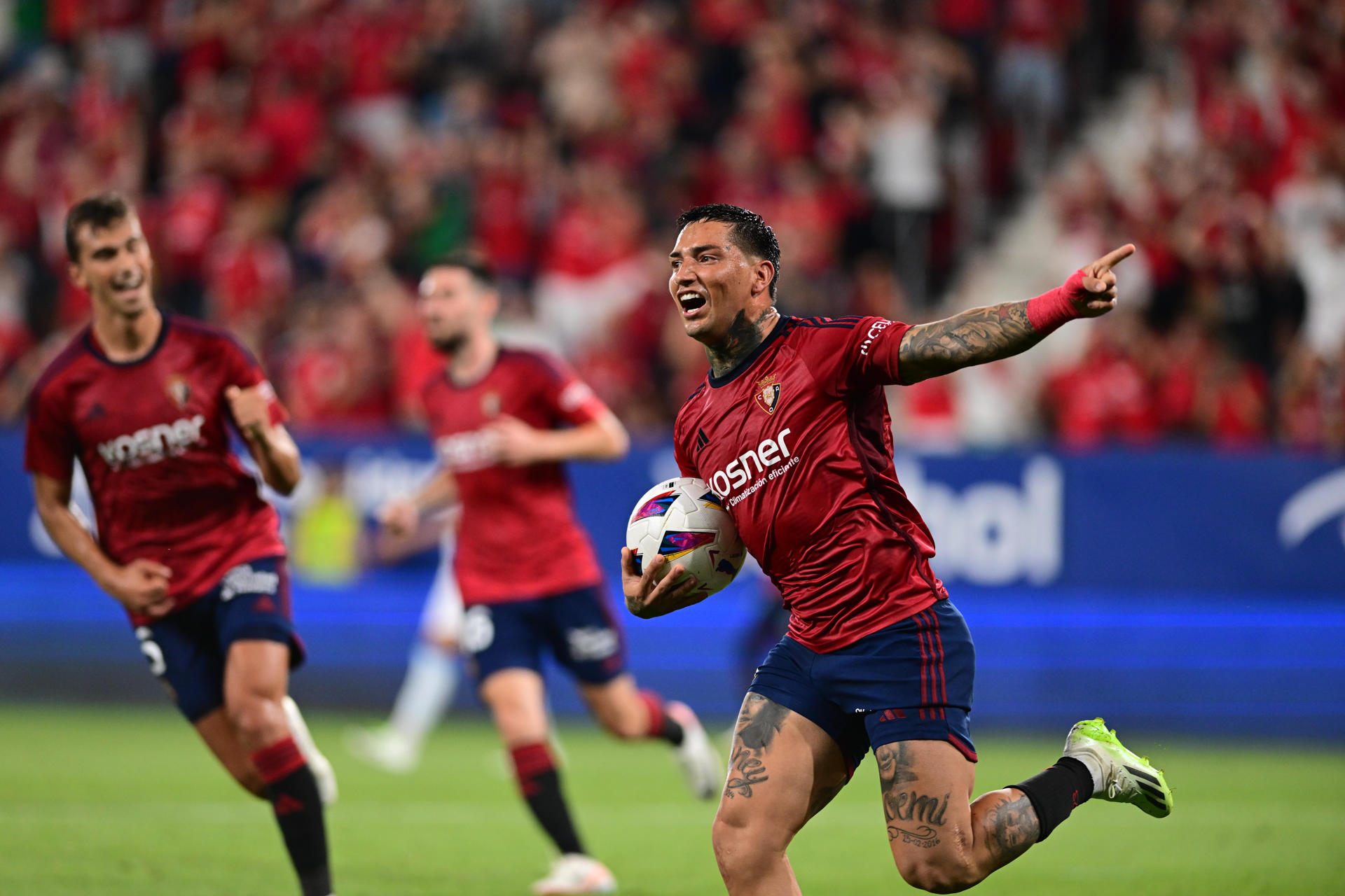 - El delantero de Osasuna Chimy Ávila celebra tras marcar ante el Brujas, durante el partido de la Liga Conferencia que Osasuna y Brujas disputan este jueves en el estadio de El Sadar, en Pamplona. EFE/Iñaki Porto 