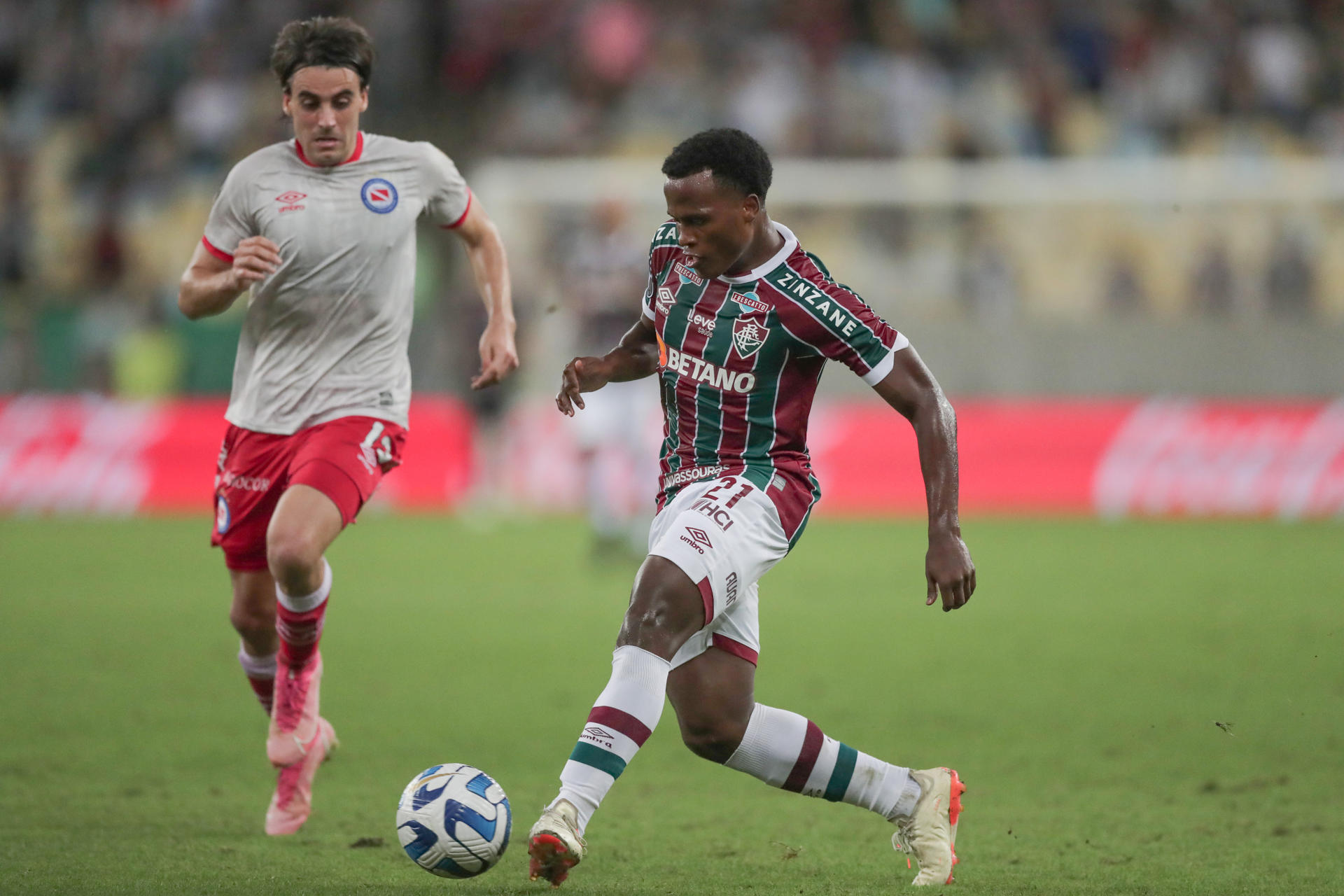 Jhon Arias de Fluminense disputa un balón con Francisco González de Argentinos este 8 de agosto de 2023, en un partido de los octavos de final de la Copa Libertadores entre Fluminense y Argentinos Juniors en el estadio Maracaná​​ en Río de Janeiro (Brasil). EFE/ Andre Coelho 