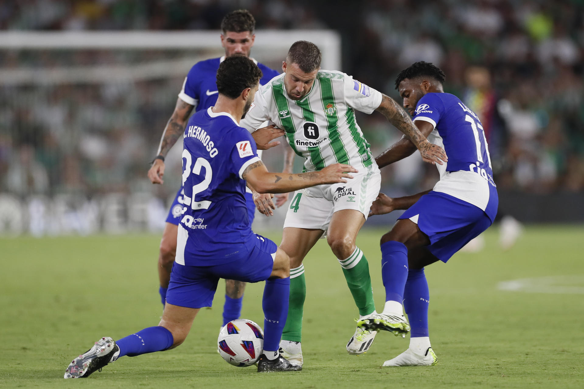 Aitor Ruibal del Betis (c) disputa una posesión ante M. Hermoso (i) del Atletico de Madrid durante el partido de liga que disputan este domingo el Real Betis y el Atlético de Madrid en el estadio Benito Villamarín de Sevilla. EFE/José Manuel Vidal 