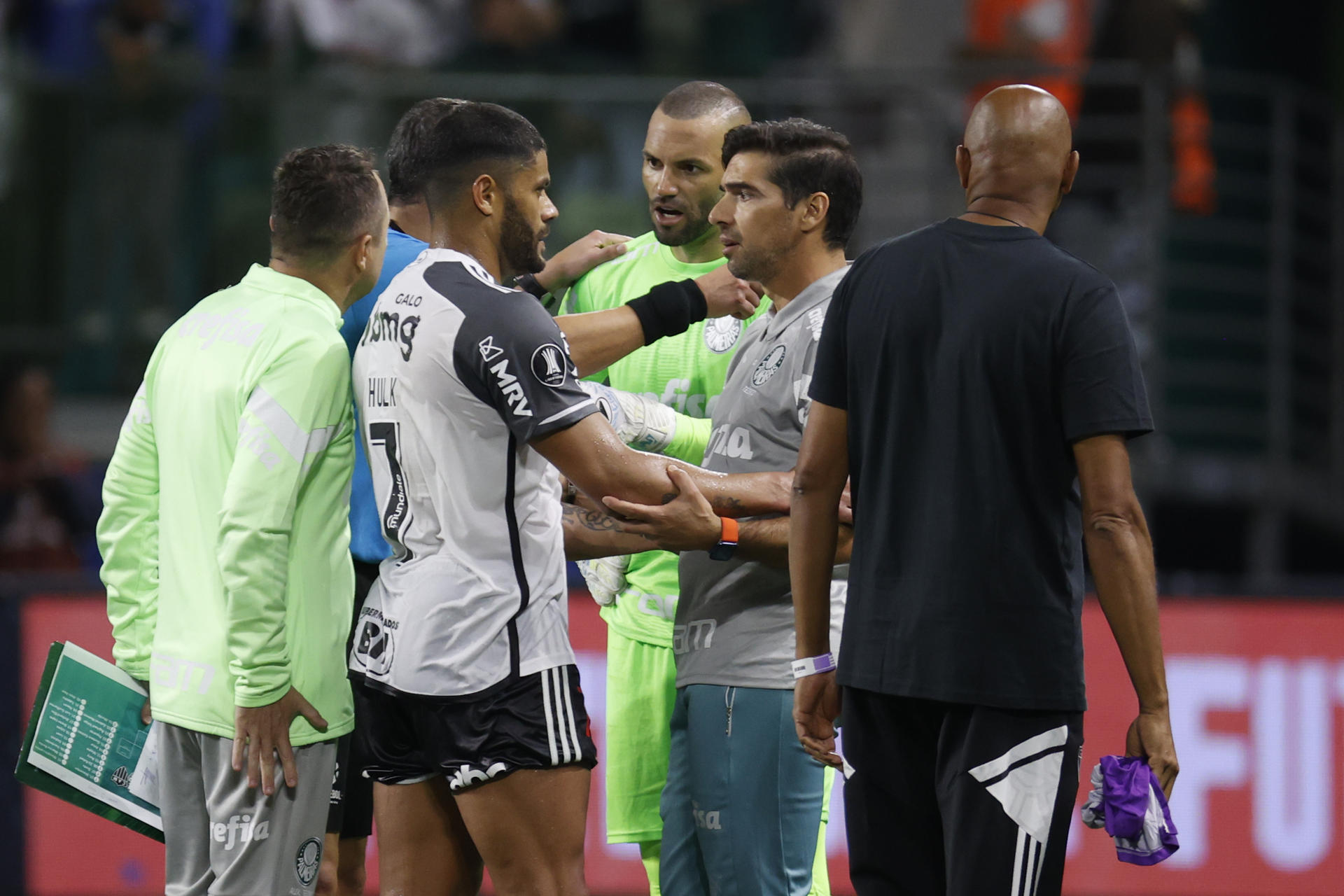 El entrenador de Palmeiras de Brasil, Abel Ferreira (c-d), fue registrado este miércoles, 9 de agosto, al hablar con Hulk, delantero del también brasileño Atlético Mineiro, al final de un partido de los octavos de final de la Copa Libertadores de la Conmebol, en el estadio Allianz Parque, en Sao Paulo (Brasil). EFE/Sebastiao Moreira 