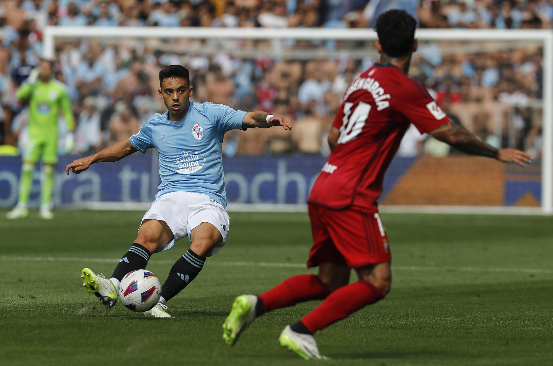 -El centrocampista del Celta de Vigo Francisco Beltrán, y el delantero del Osasuna Rubén García, durante el partido de la jornada 1 de LaLiga este domingo en el estadio de Balaídos.- EFE/ Salvador Sas 