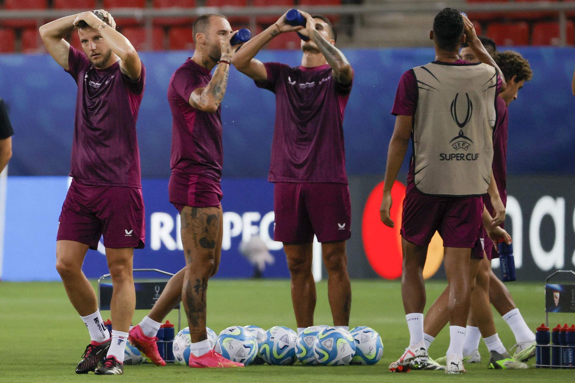 alt Entrenamiento en el Karaiskakis esperando a uno y, quizá, despidiendo a otros