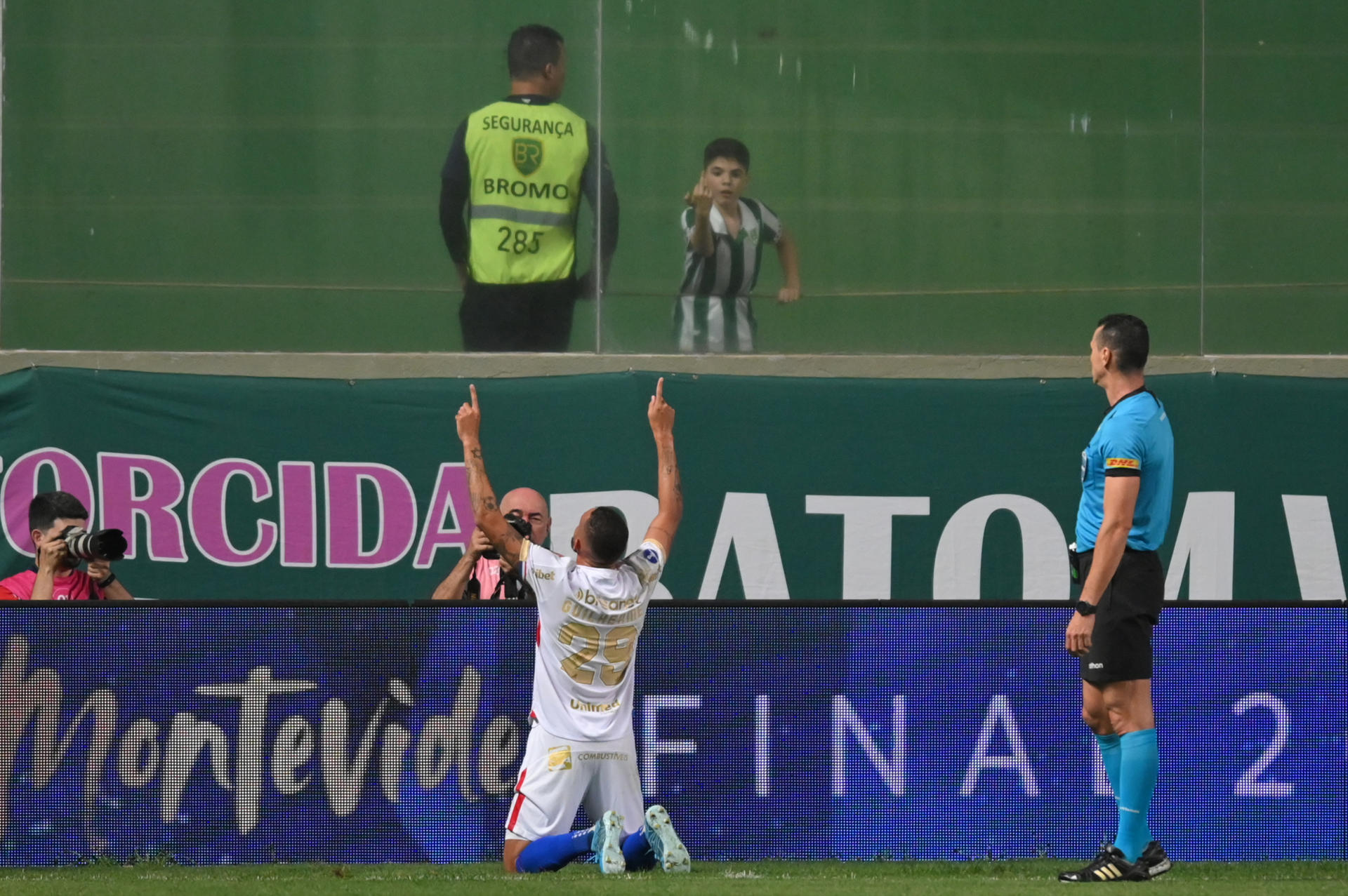 Guilherme Vieira (c), del Fortaleza de Brasil, fue registrado este jueves, 24 de agosto, al celebrar el segundo gol que le anotó al también brasileño América, durante el partido de ida de esta llave de cuartos de final de la Copa Sudamericana de la Conmebol, en el estadio Raimundo Sampaio, en Belo Horizonte (Brasil). EFE/Yuri Edmundo 