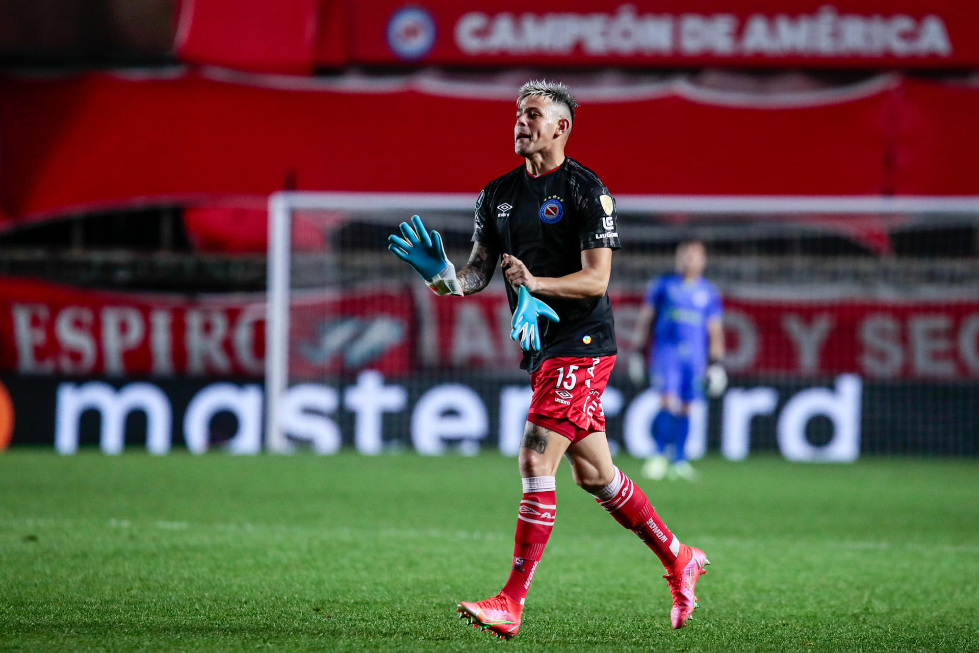 Leonardo Heredia de Argentinos reemplaza al arquero hoy, en un partido de los octavos de final de la Copa Libertadores entre Argentinos Juniors y Fluminense en el estadio Diego Armando Maradona en Buenos Aires (Argentina). EFE/ Luciano González 