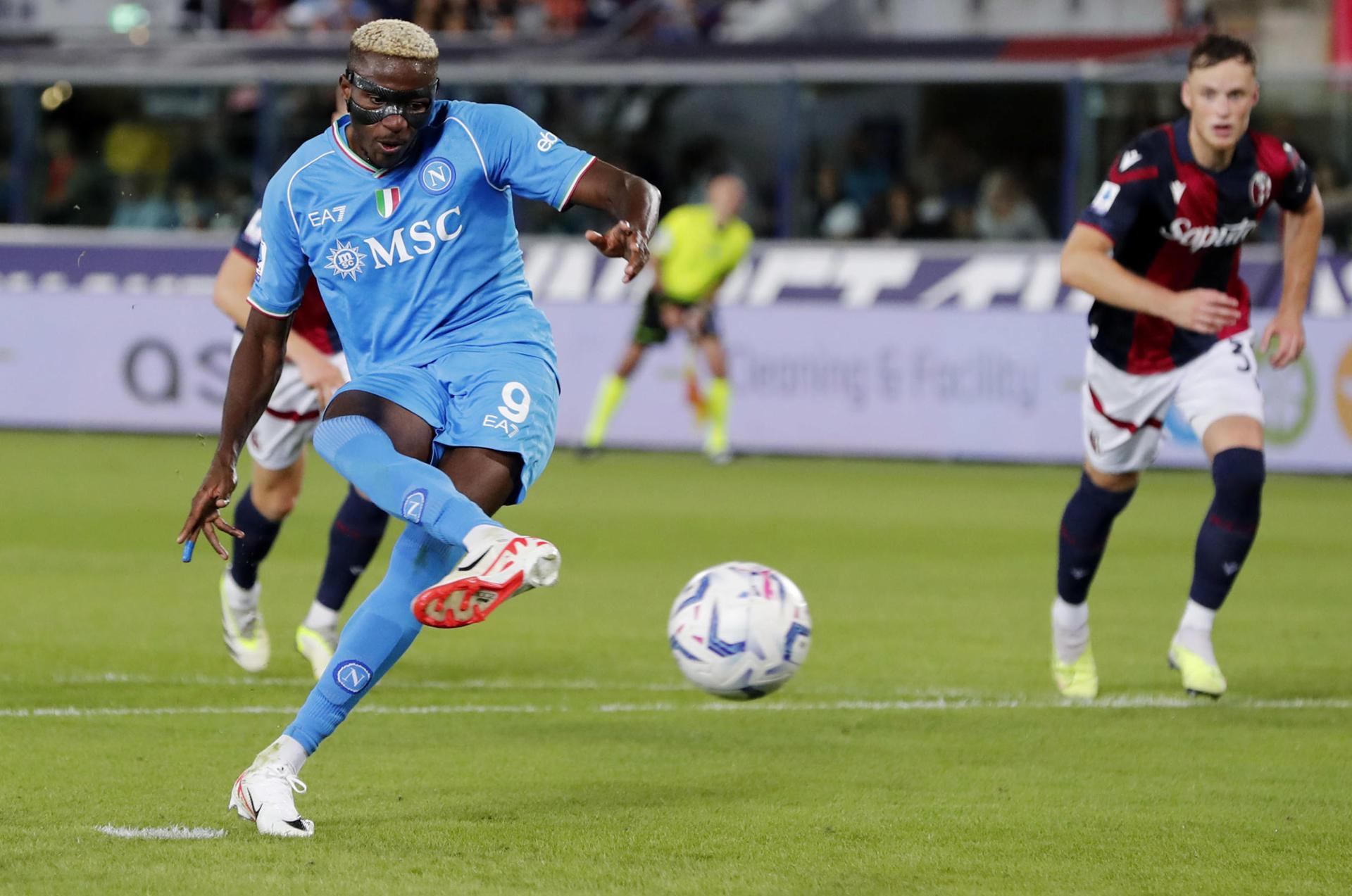 El jugador del Nápoles Victor Osimhen manda desviado un penalti ante el Bolonia. EFE/EPA/SERENA CAMPANINI 