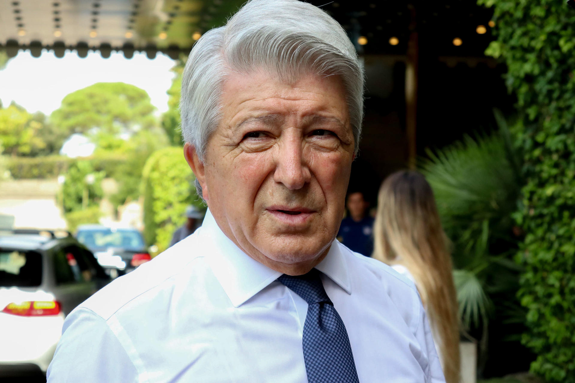 El presidente del Atlético de Madrid, Enrique Cerezo, en el hotel de concentración del equipo rojiblanco en Roma, antes del primer partido en la Liga de Campeones 2023-24 ante el Lazio, partido que se disputará en el Estadio Olímpico de Roma. EFE/ Antonello Nusca 