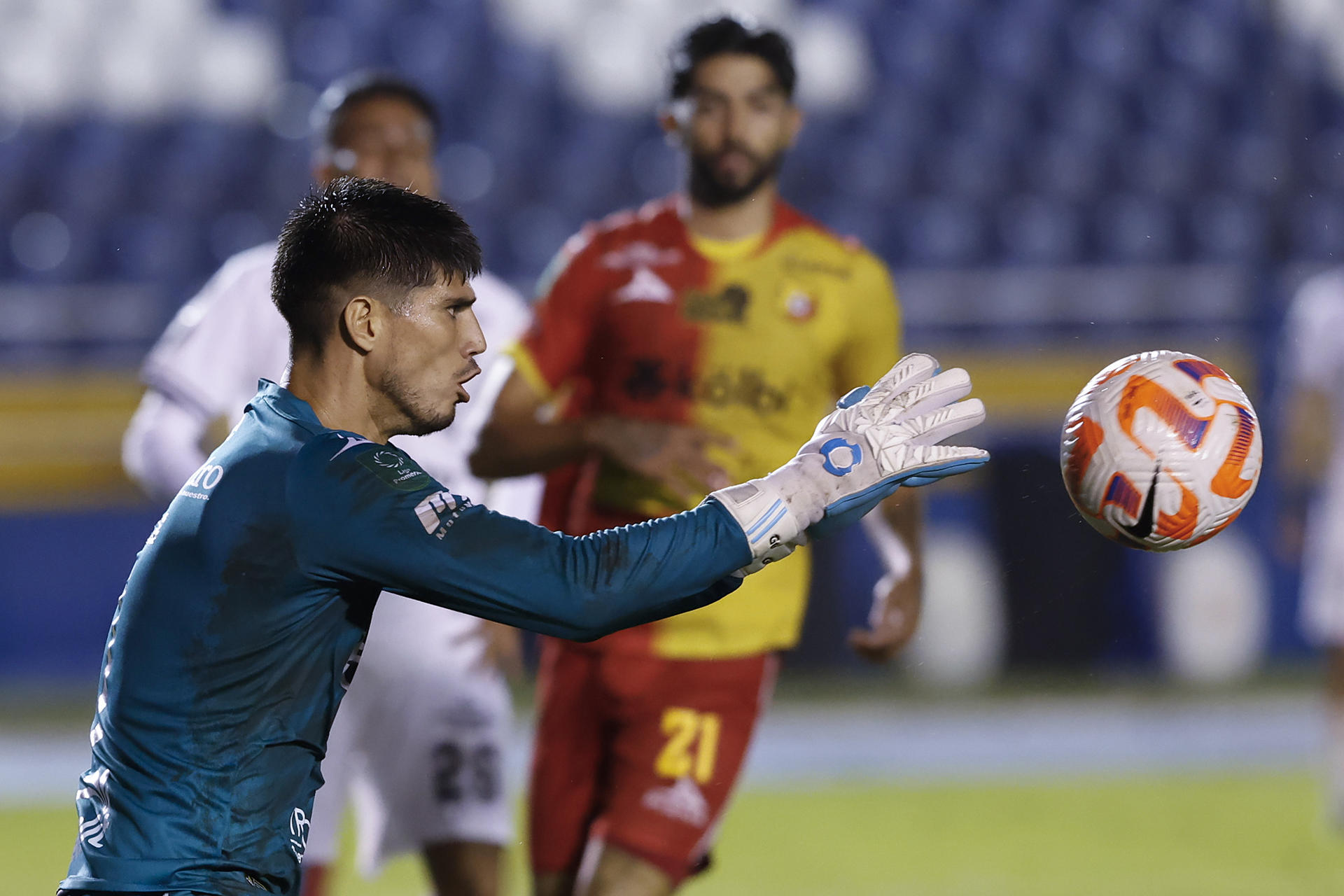 alt 0-0. Comunicaciones y Herediano dejan la serie abierta en la ida de los cuartos de final