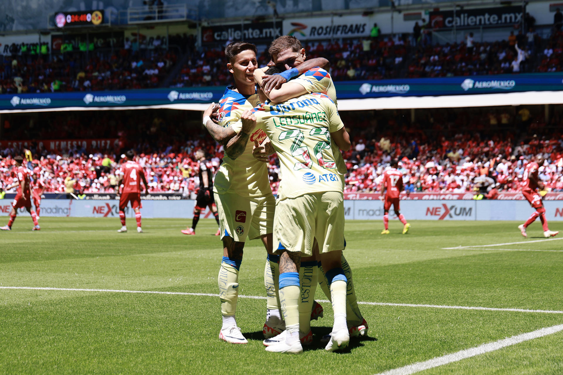 Jugadores del América celebran un gol de Diego Valdés anotado al Toluca hoy, en un partido por la jornada 9 del torneo Apertura 2023 de la Liga MX del fútbol mexicano entre Toluca y América en el estadio Nemesio Diez, en Toluca (México). EFE/ Felipe Gutiérrez 